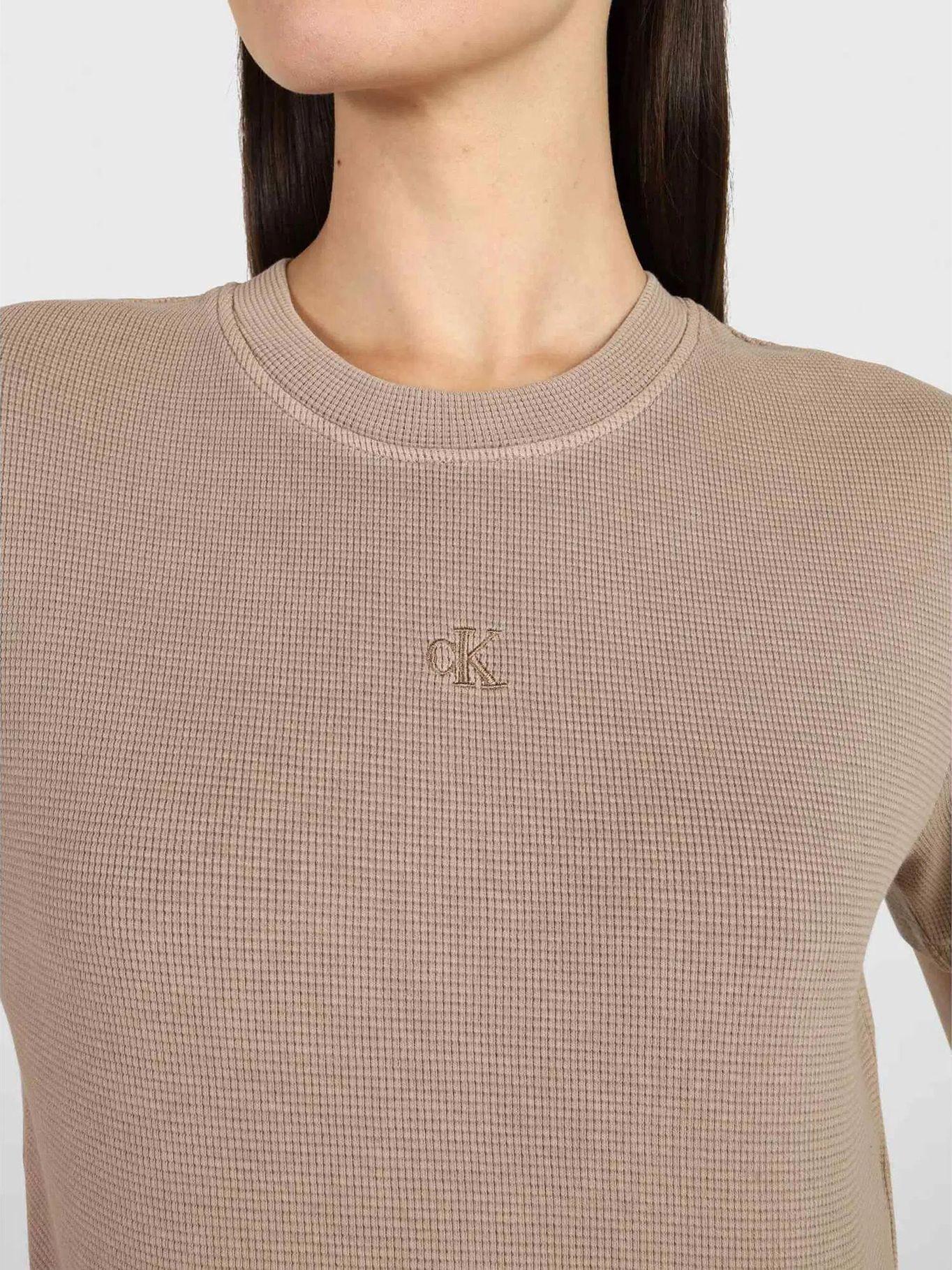 Camiseta corta con logo Café claro Calvin Klein-3