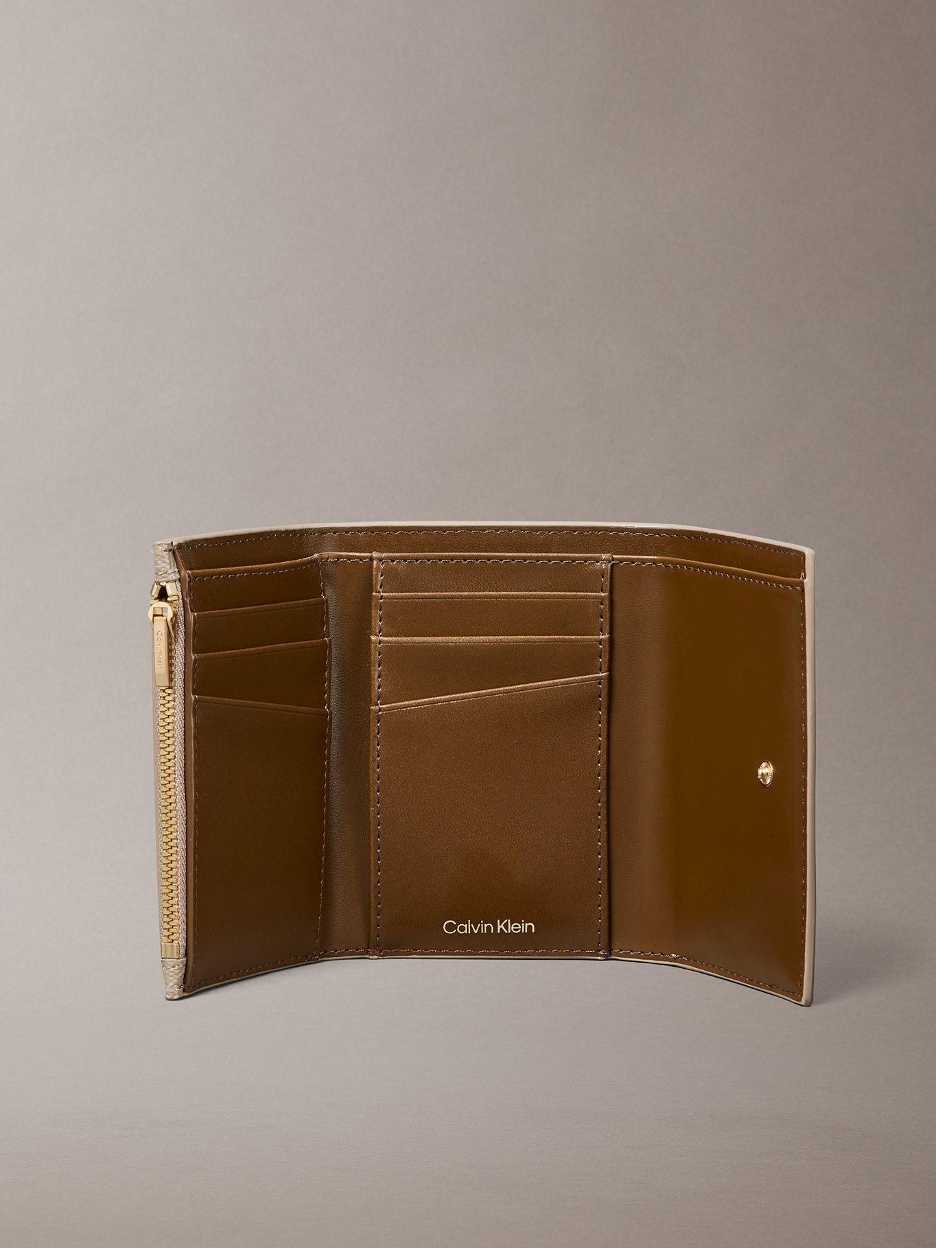 Billetera Trifold y Estampado Emblem Beige Calvin Klein-2