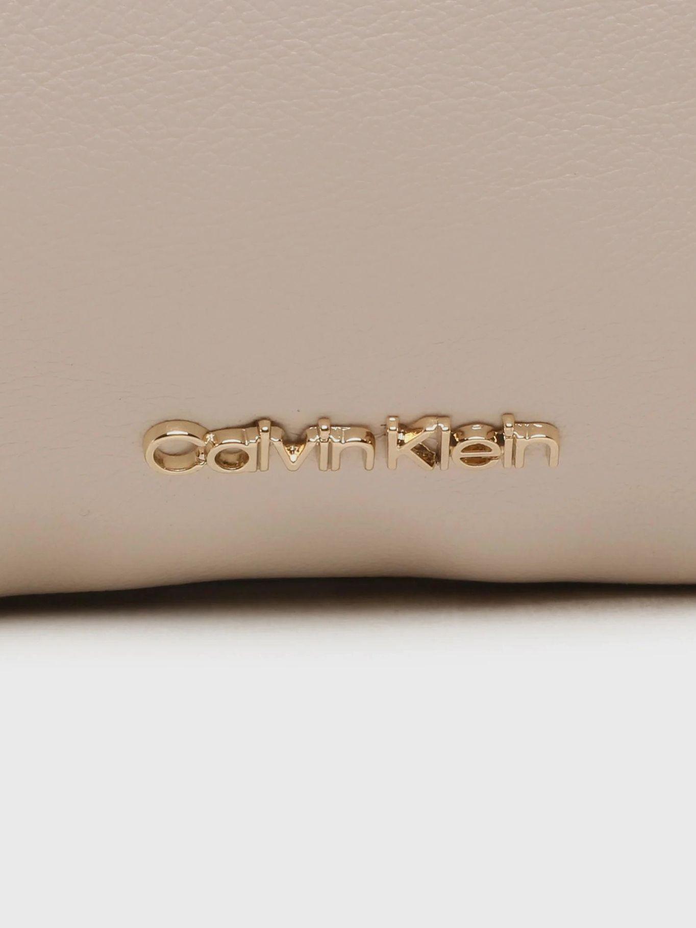 Cartera Puffed Beige Calvin Klein-3