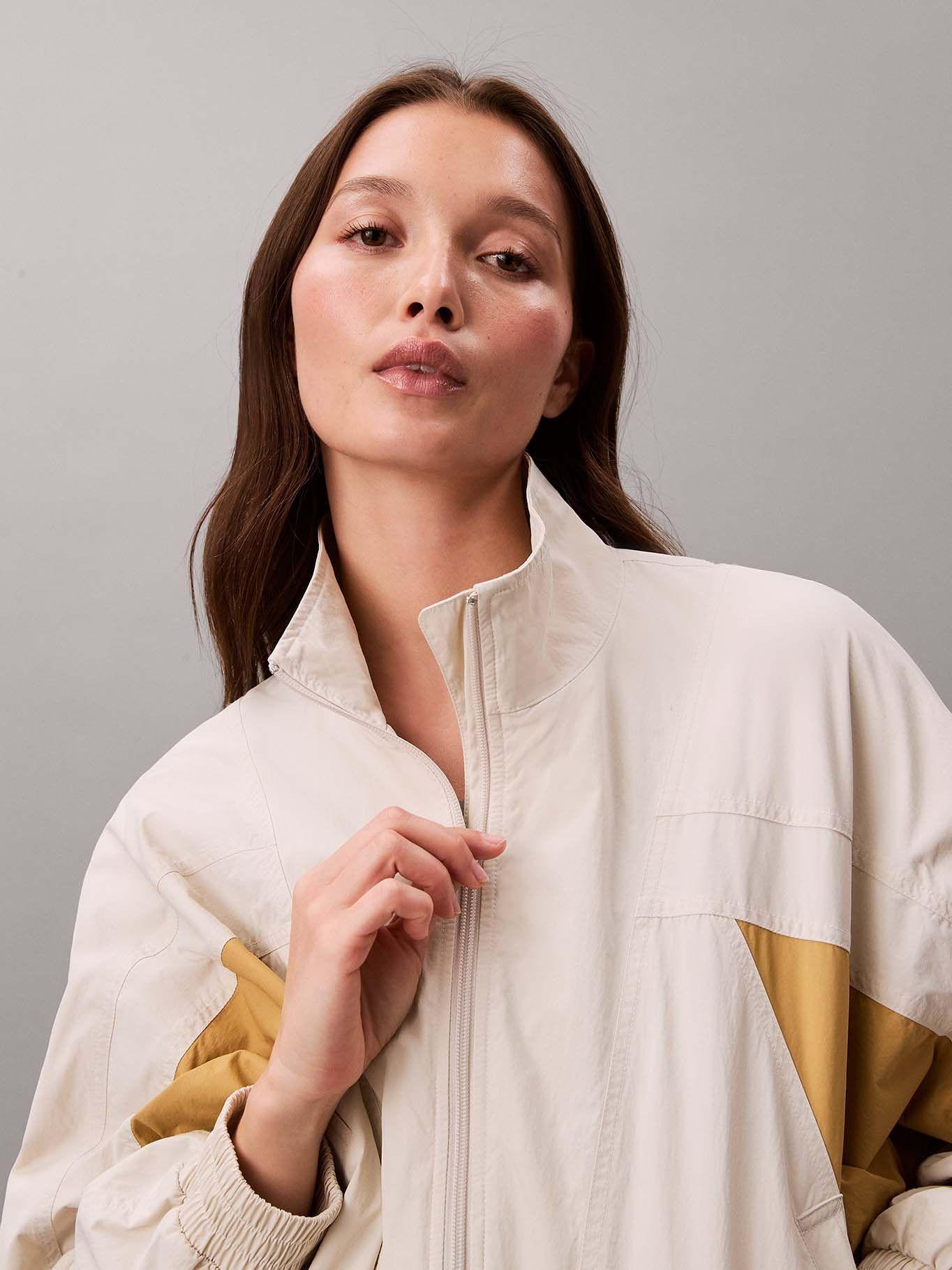 Chaqueta Cortaviento Crop Colorblock Beige Calvin Klein-4