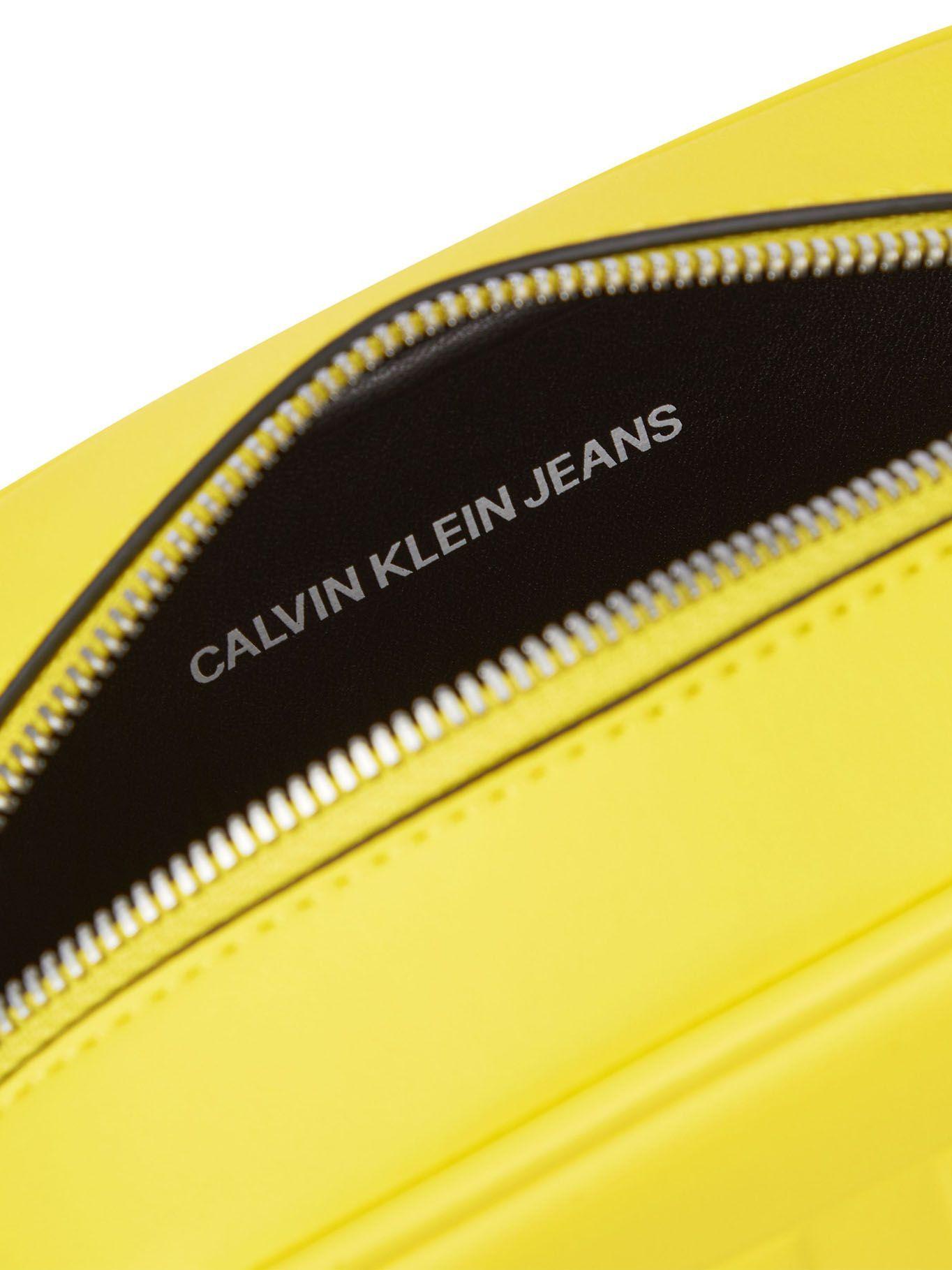 Bandolera Sculpted Amarillo Calvin Klein Mujer-2