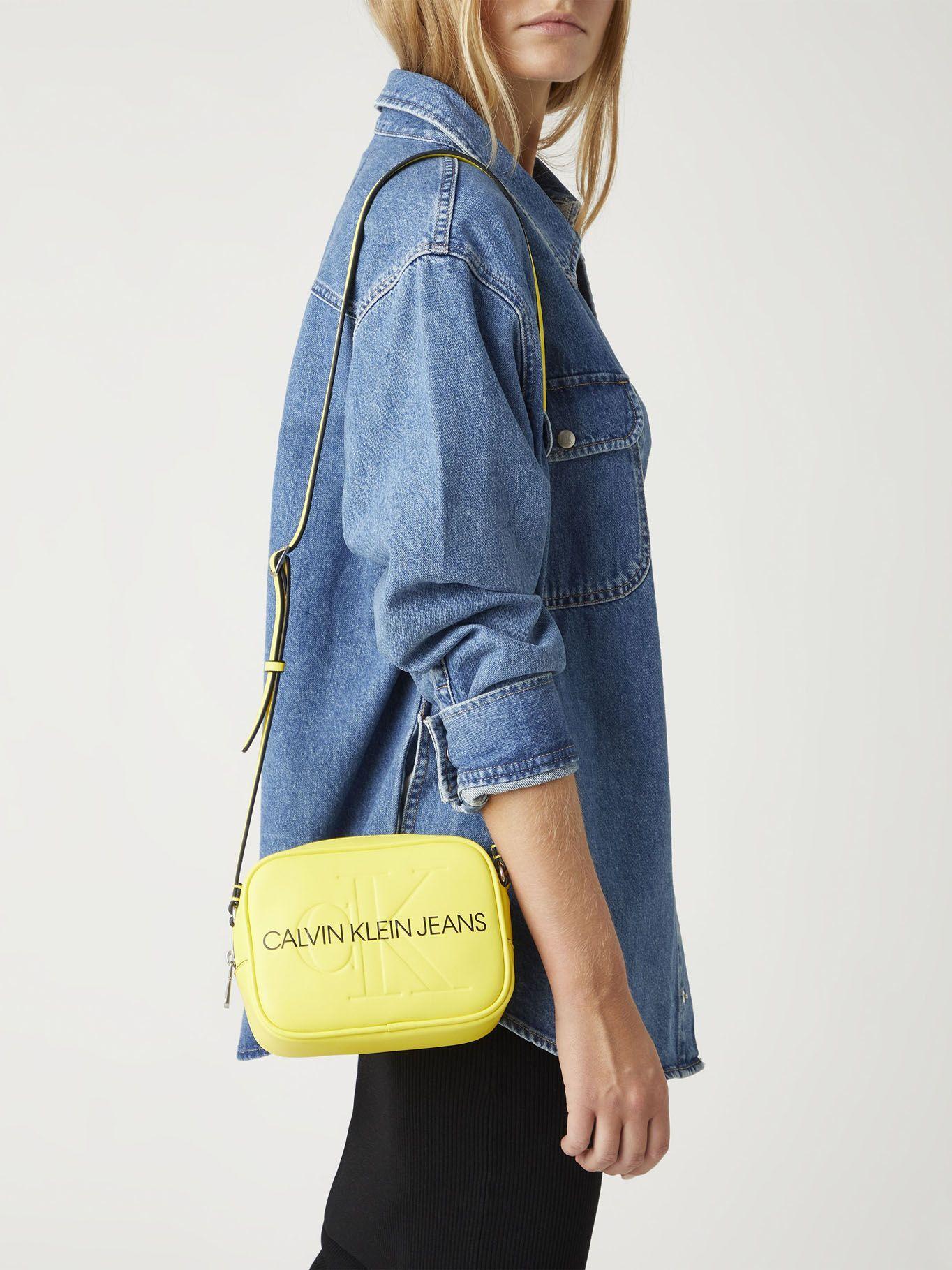 Bandolera Sculpted Amarillo Calvin Klein Mujer-3