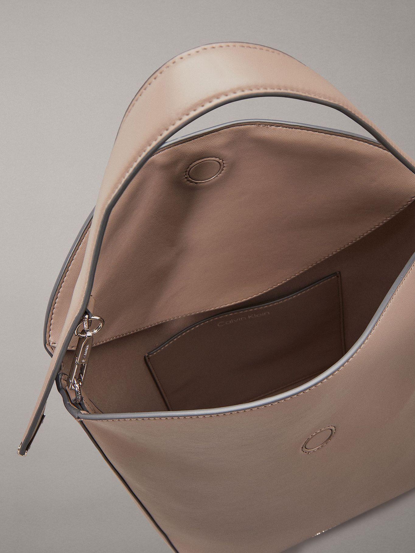 Cartera Bucket Soft Sculpt Beige Calvin Klein-2