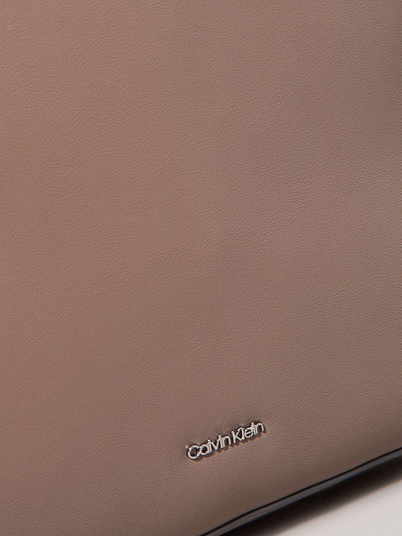 Cartera Bucket Soft Sculpt Beige Calvin Klein-3