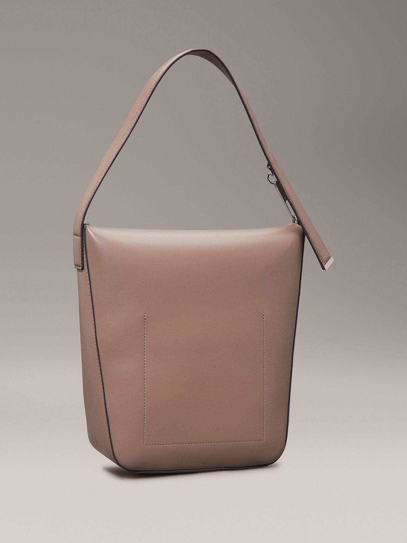 Cartera Bucket Soft Sculpt Beige Calvin Klein-4