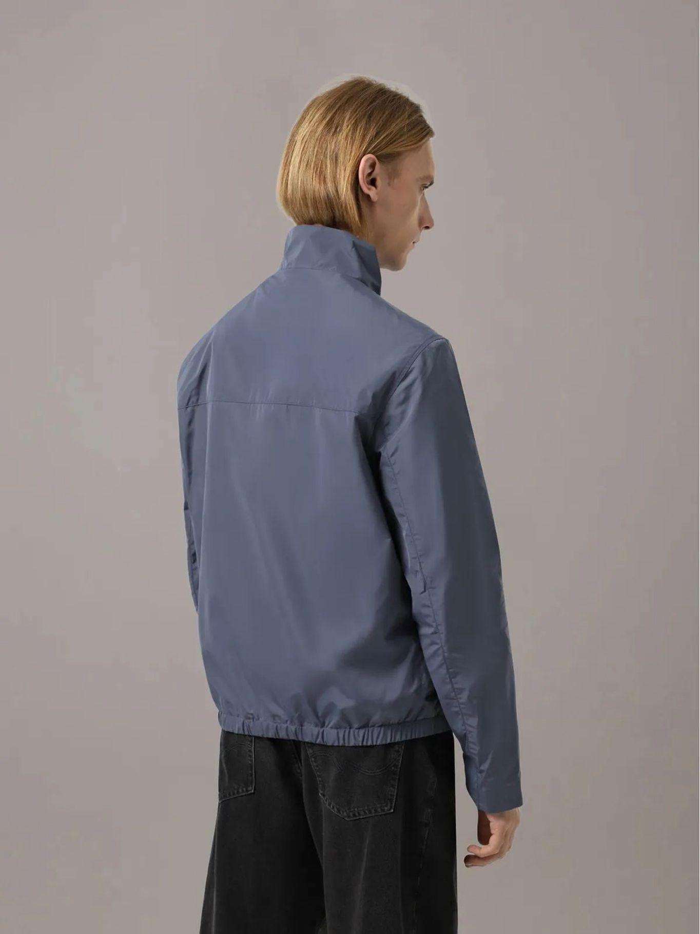 Chaqueta Essential de Nailon Gris Calvin Klein-2