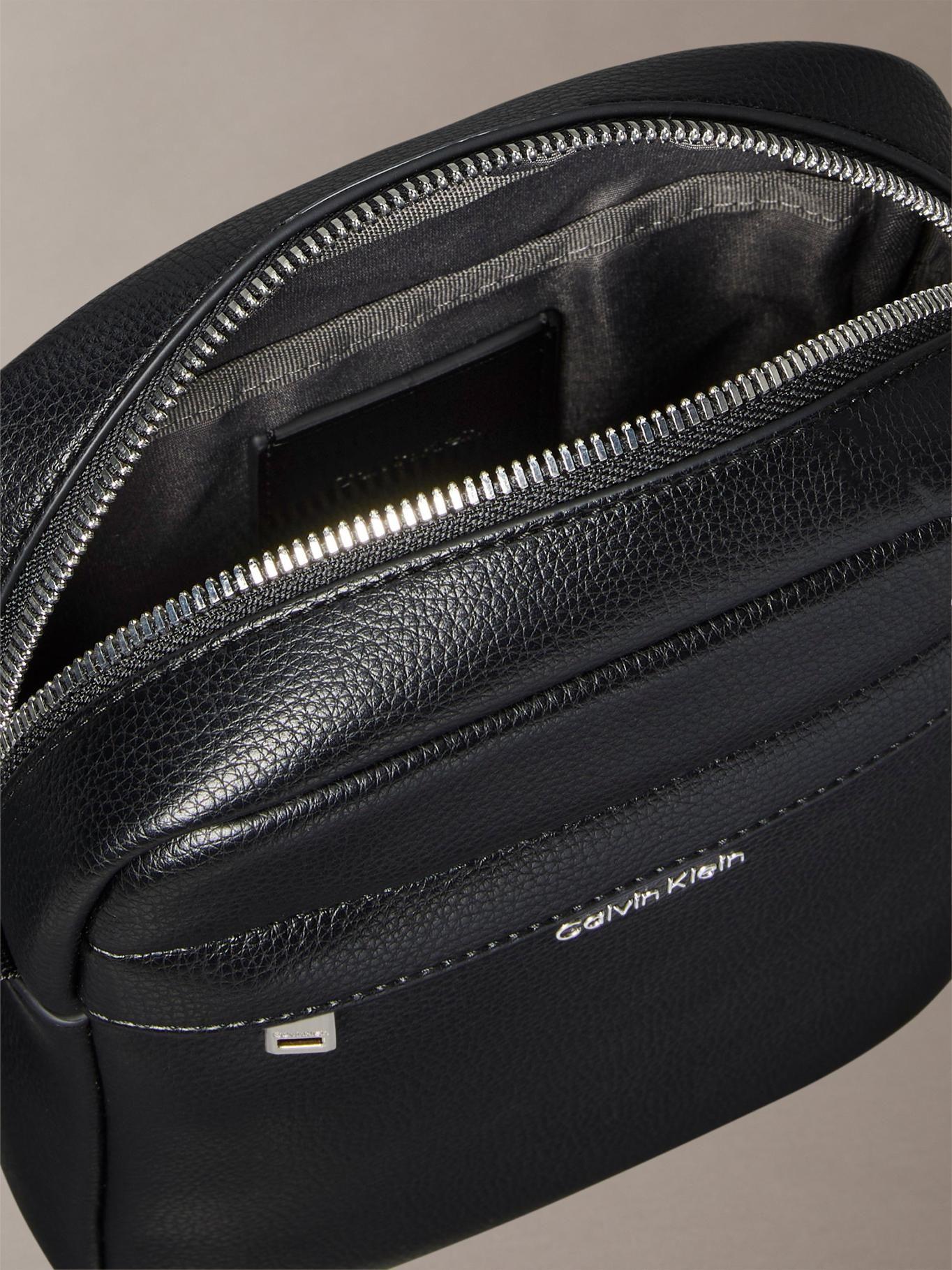 Bolso Reporter Raised Negro Calvin Klein-2