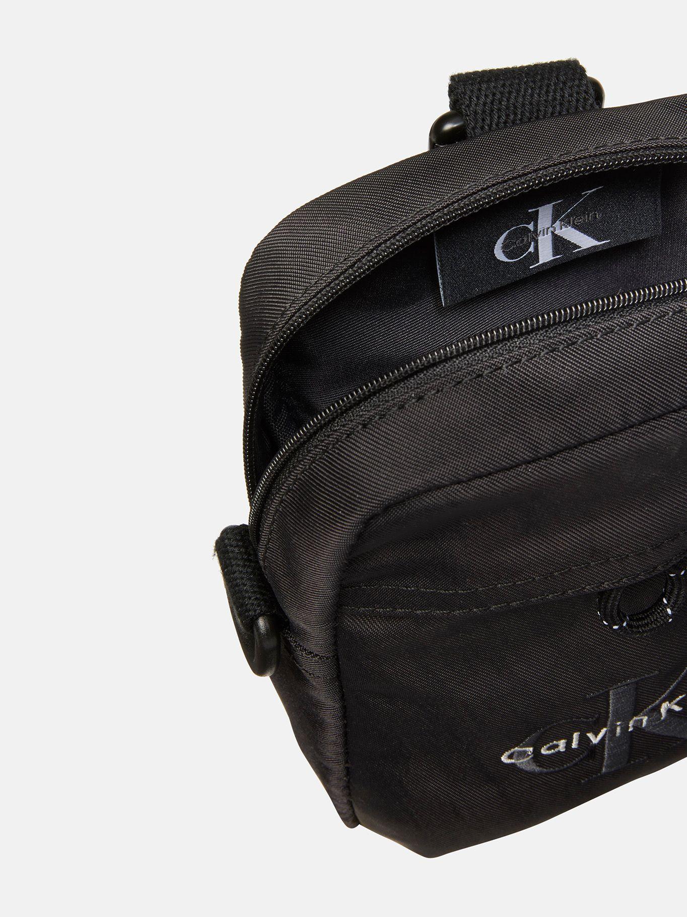 Bolso Reportero Slim de Nailon Negro Calvin Klein-2