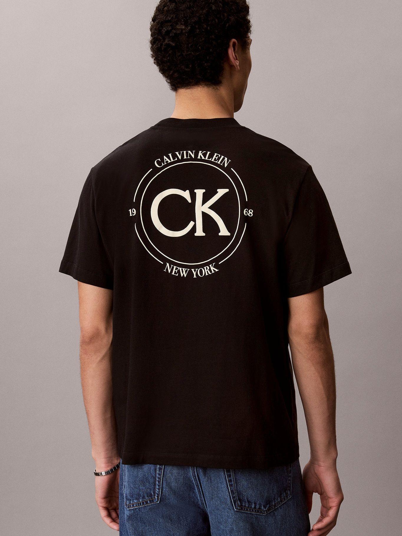 Polera con Estampado Gráfico Negro Calvin Klein-2