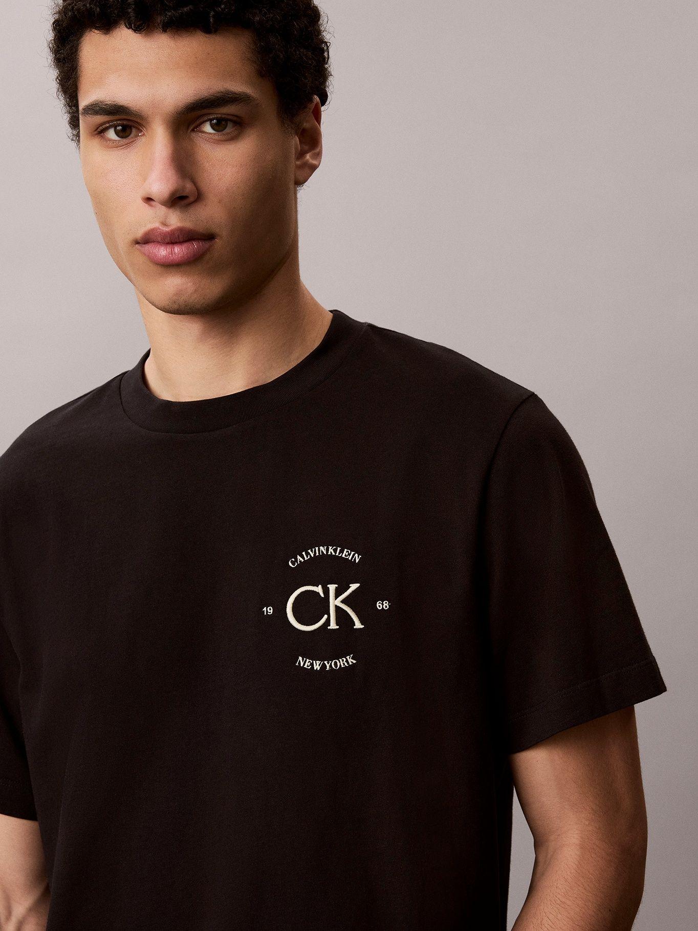 Polera con Estampado Gráfico Negro Calvin Klein-3