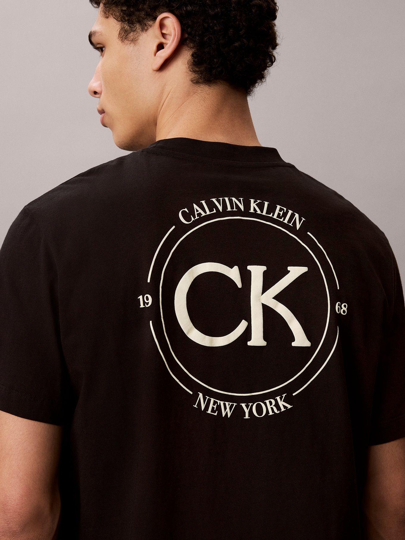 Polera con Estampado Gráfico Negro Calvin Klein-4