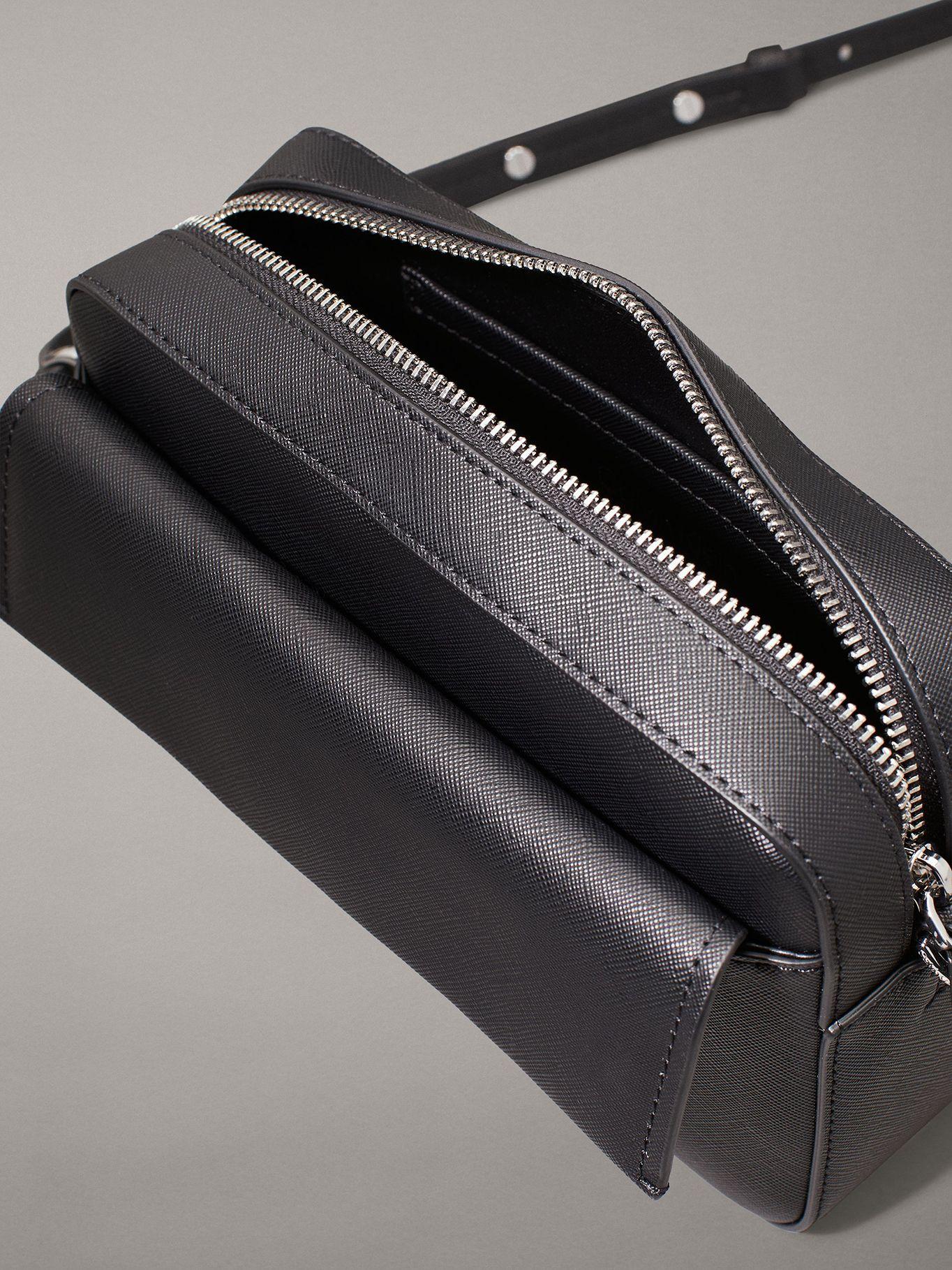 Bandolera CK Linear Saffiano Negro Calvin Klein-2