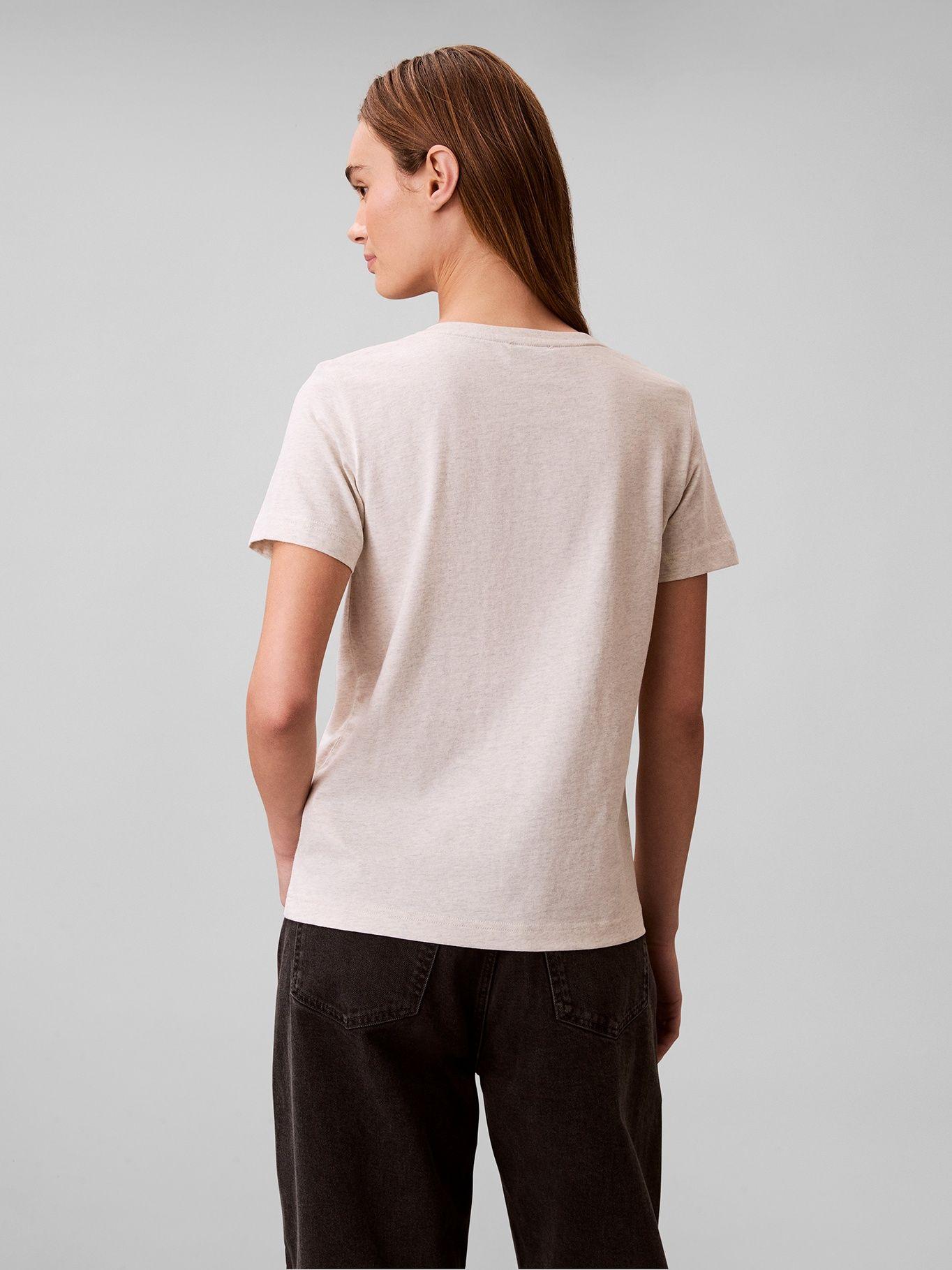 Polera Cuello en V y Logo Archive Beige Calvin Klein-2