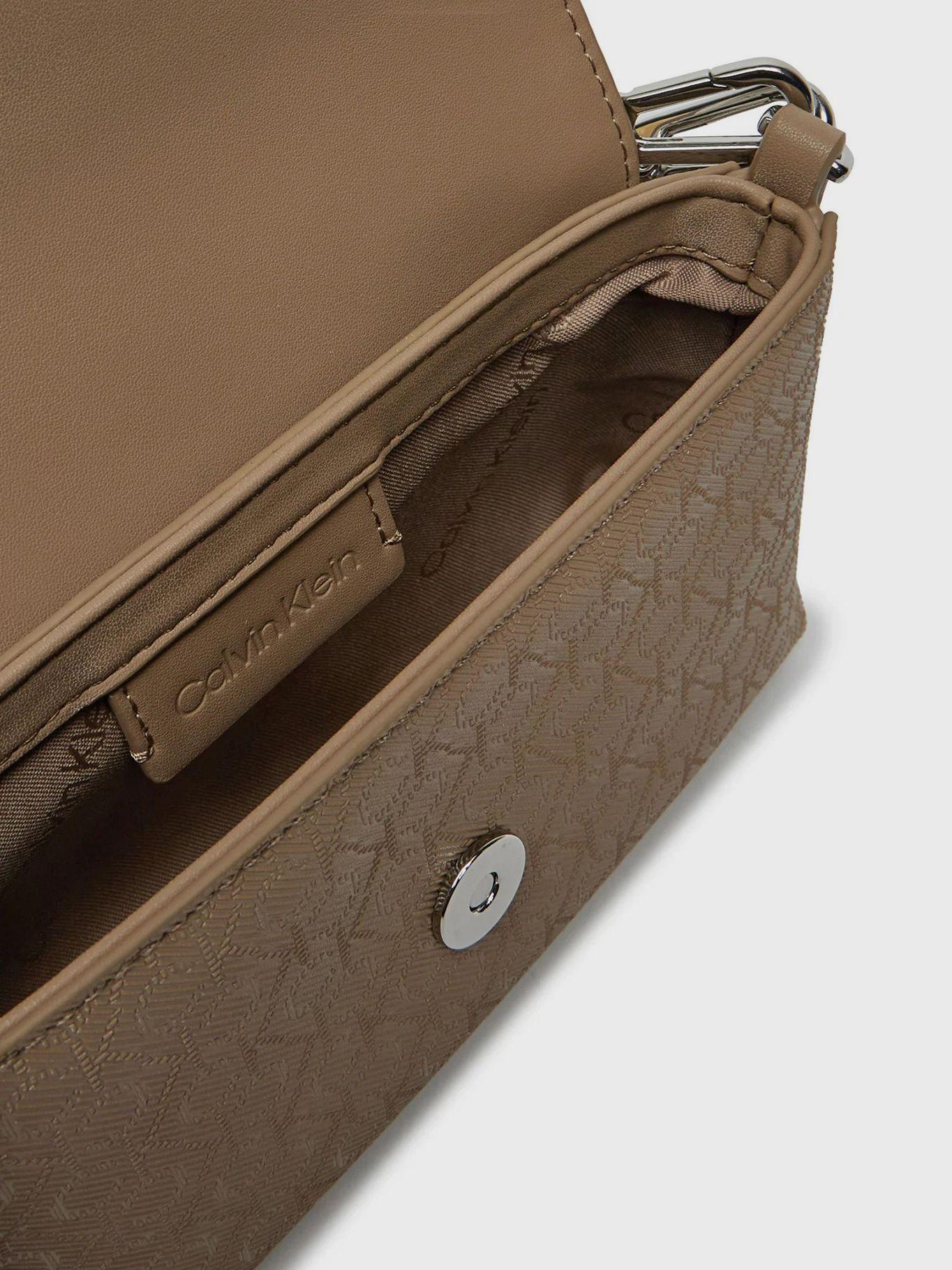 Cartera Ck Must Strap Mini Café Calvin Klein-3