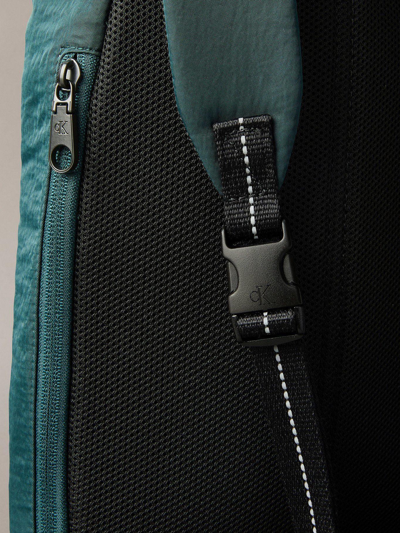 Bolso Deportivo Utility Zip Sling Verde Calvin Klein-3