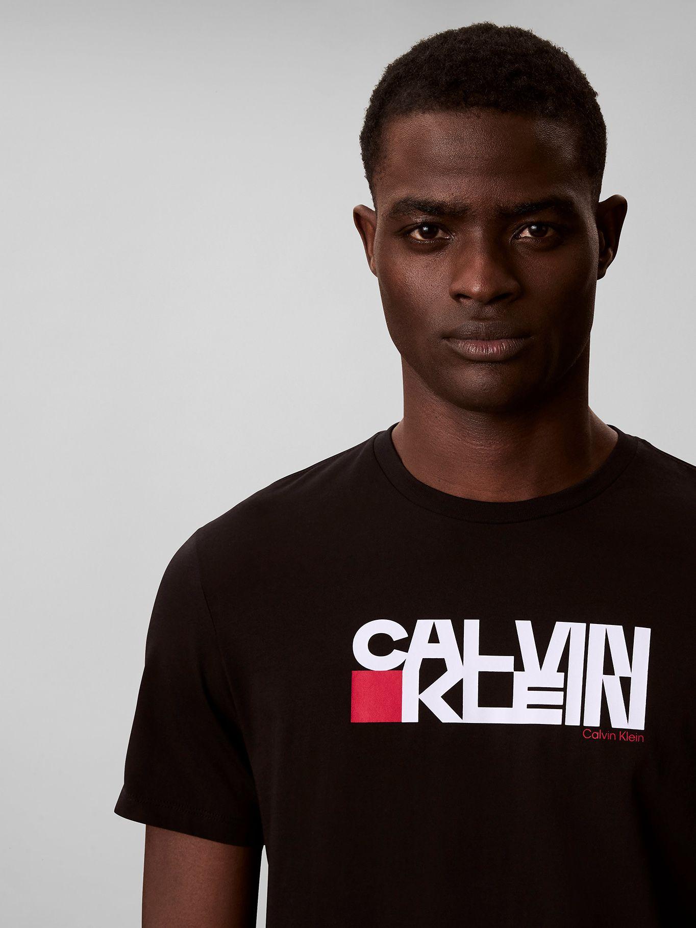 Polera con Estampado Gráfico Redbox Negro Calvin Klein-4
