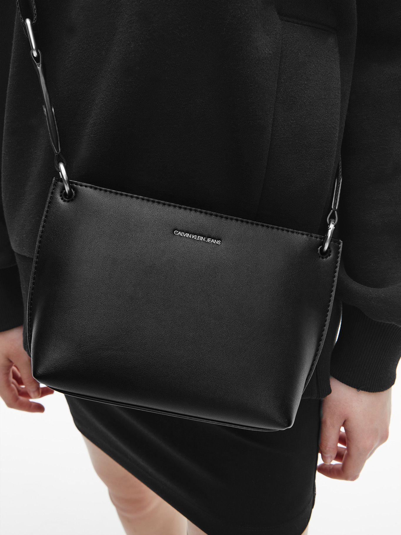 Bandolera Trapezoid Shadow Negro Calvin Klein-3