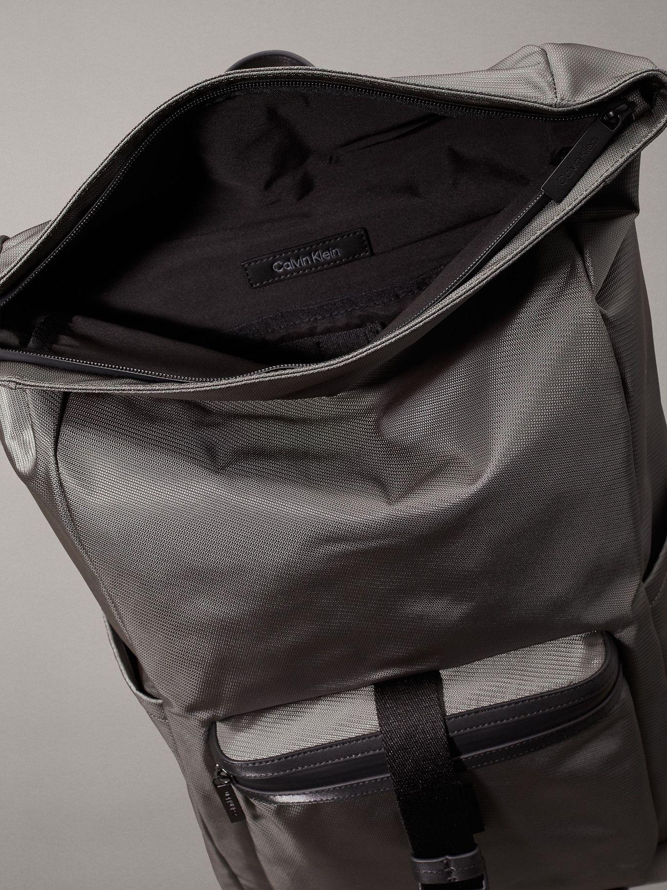 Mochila Ck Essential Folded Gris Calvin Klein-3