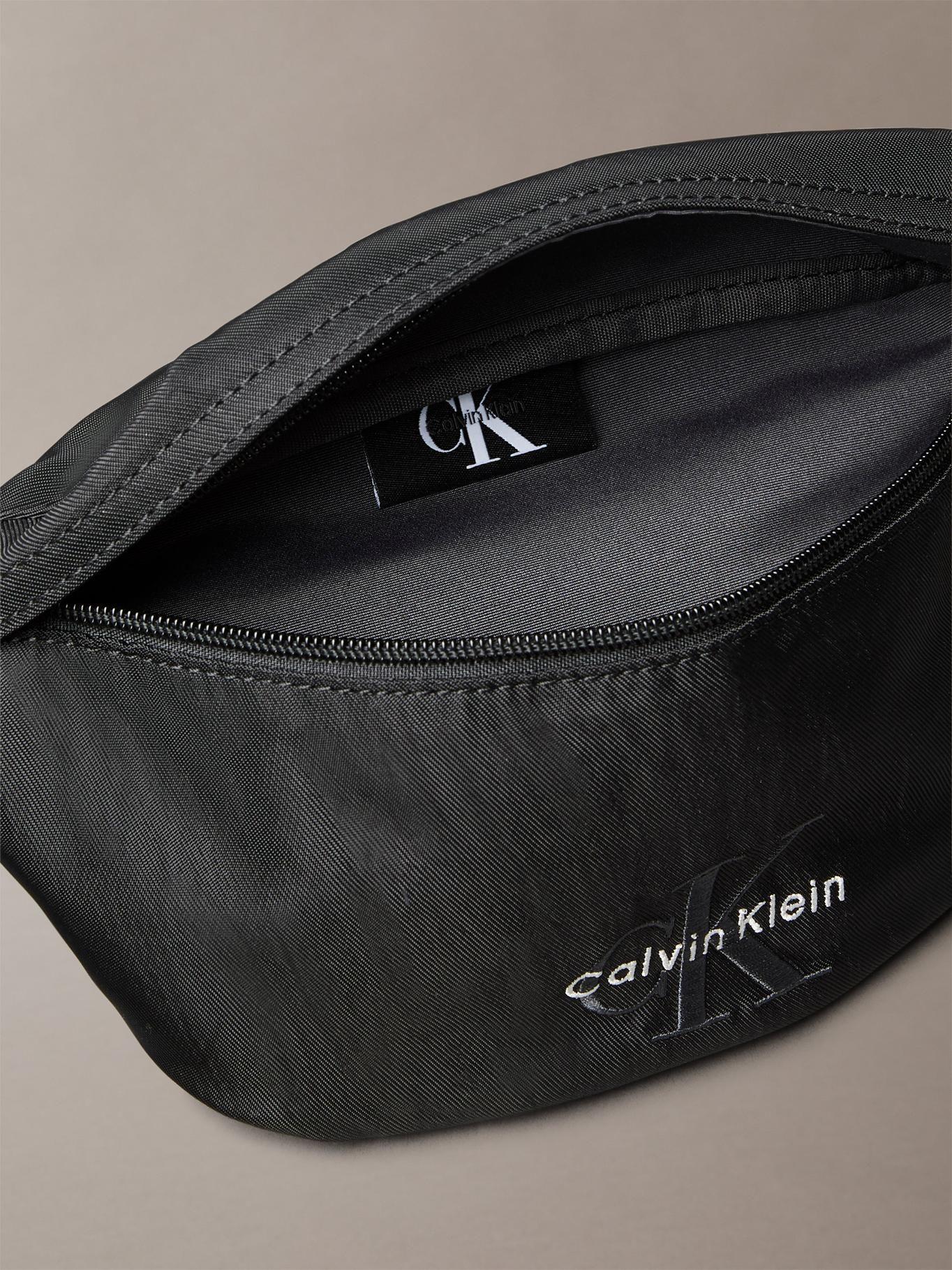 Banano Bold con Monograma Negro Calvin Klein-2