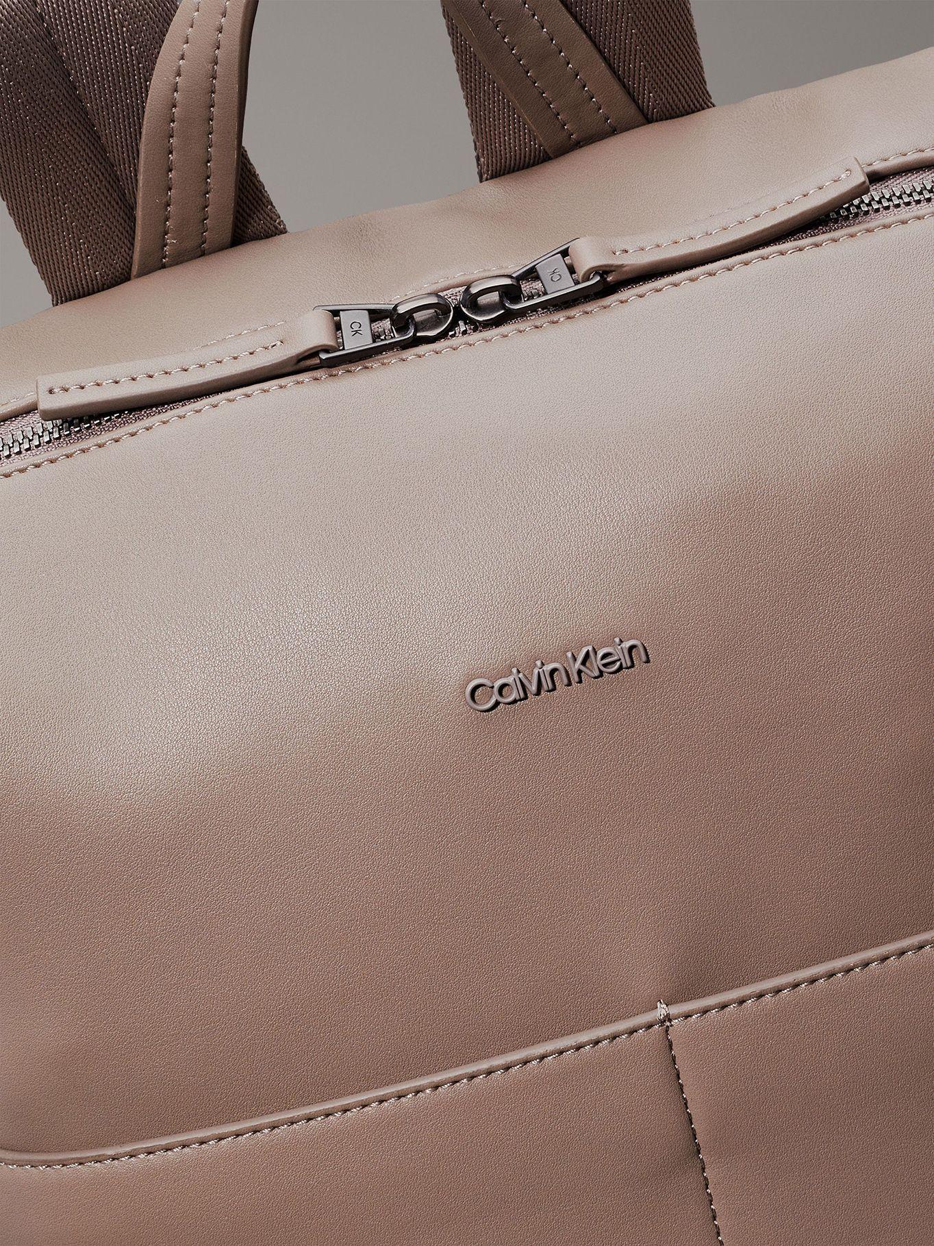 Mochilas Clean Essential Beige Calvin Klein-3