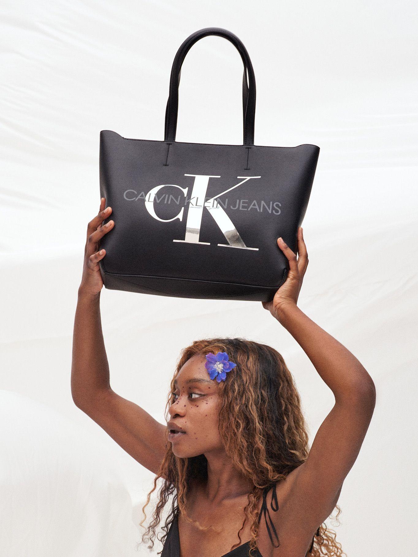 Cartera Tote Sculpted Silver Negro Calvin Klein-4