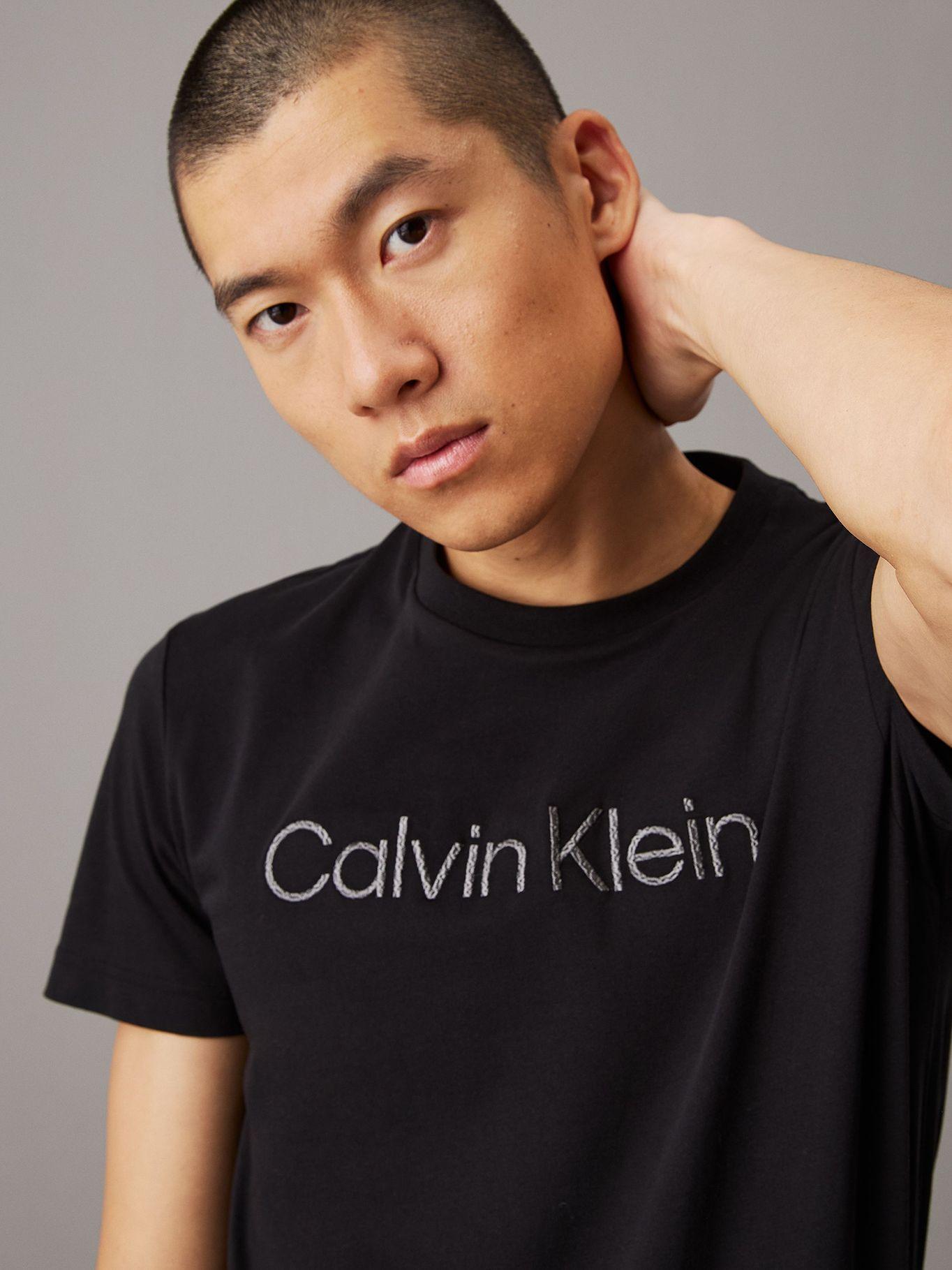 Polera con Logo Texturizado Negro Calvin Klein-3