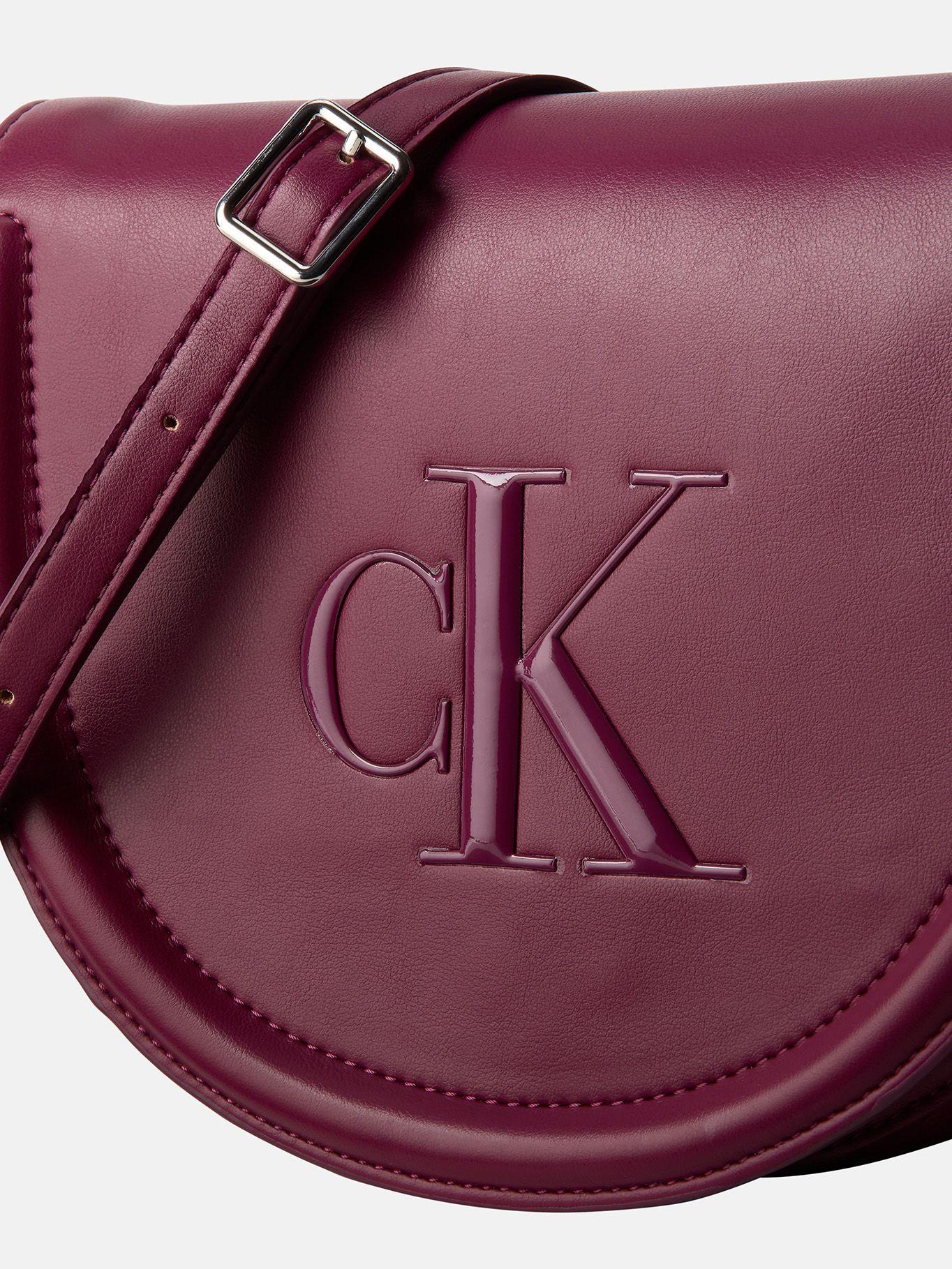 Cartera Saddle Monograma Grabado Burdeo Calvin Klein-2