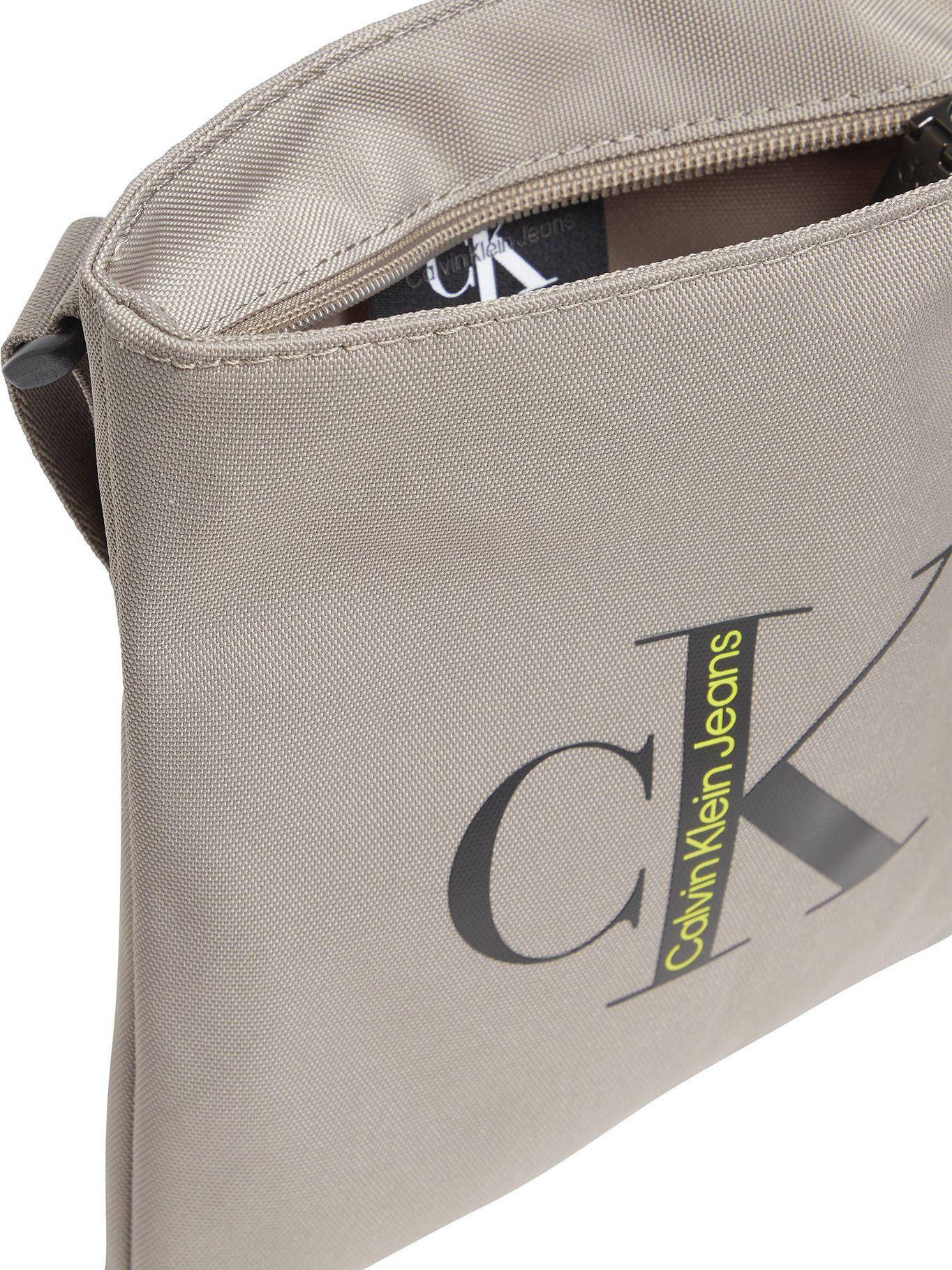 Cartera Sport Essentials Flatpack Gris Calvin Klein-2