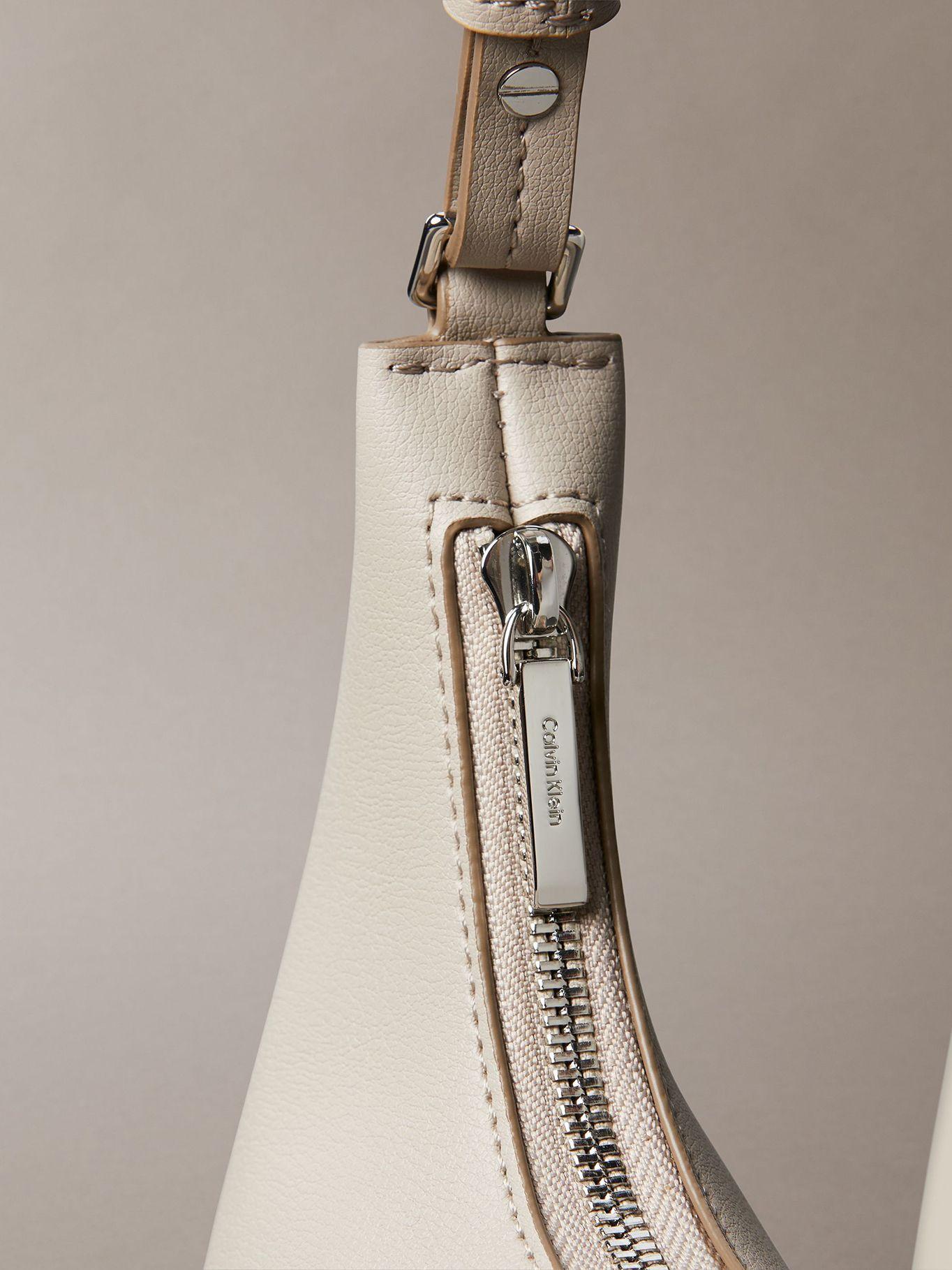 Cartera De Hombro Detalles Metálicos Beige Calvin Klein-4