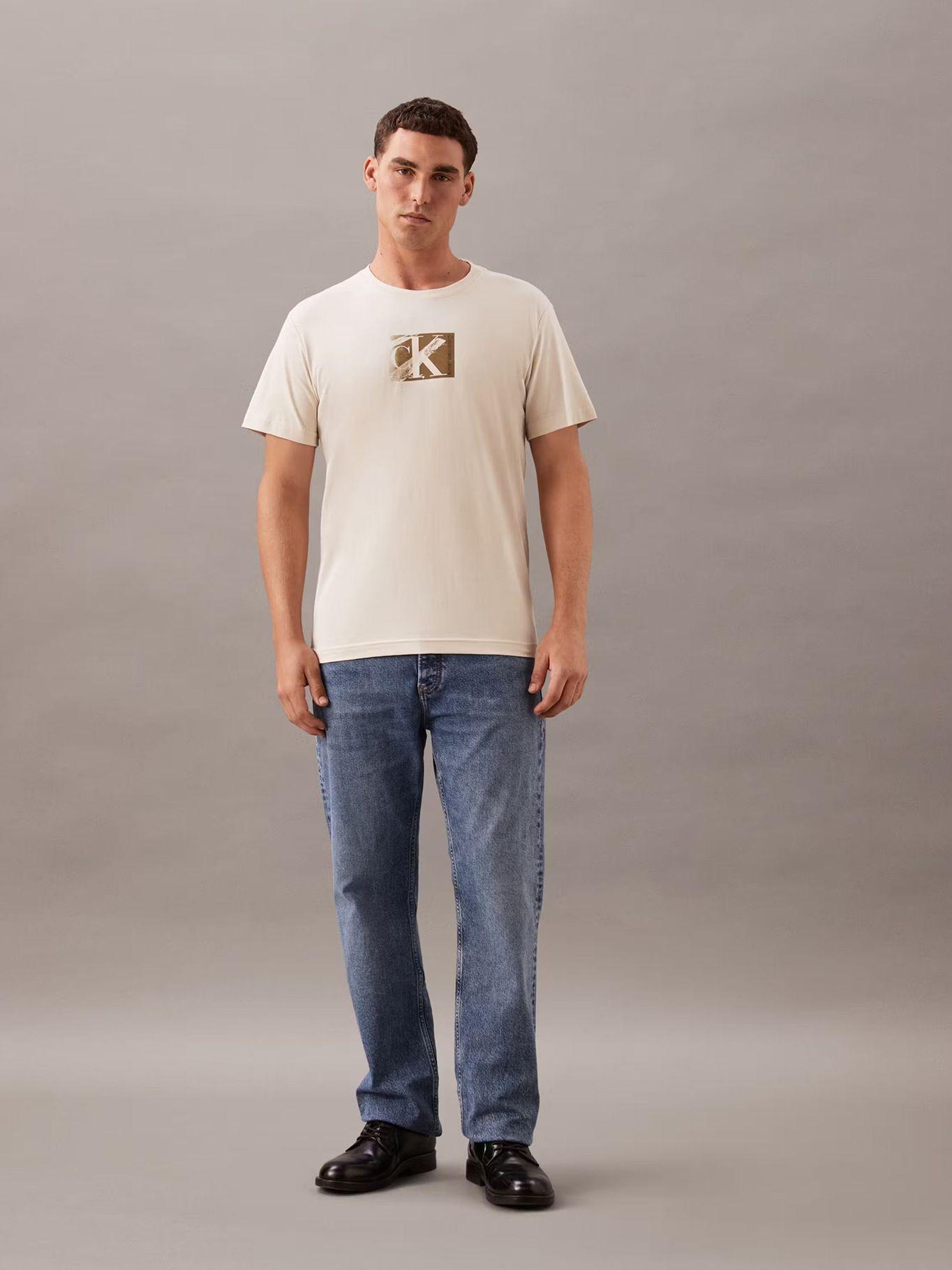 Polera con logotipo en caja pequeña Beige Calvin Klein-1