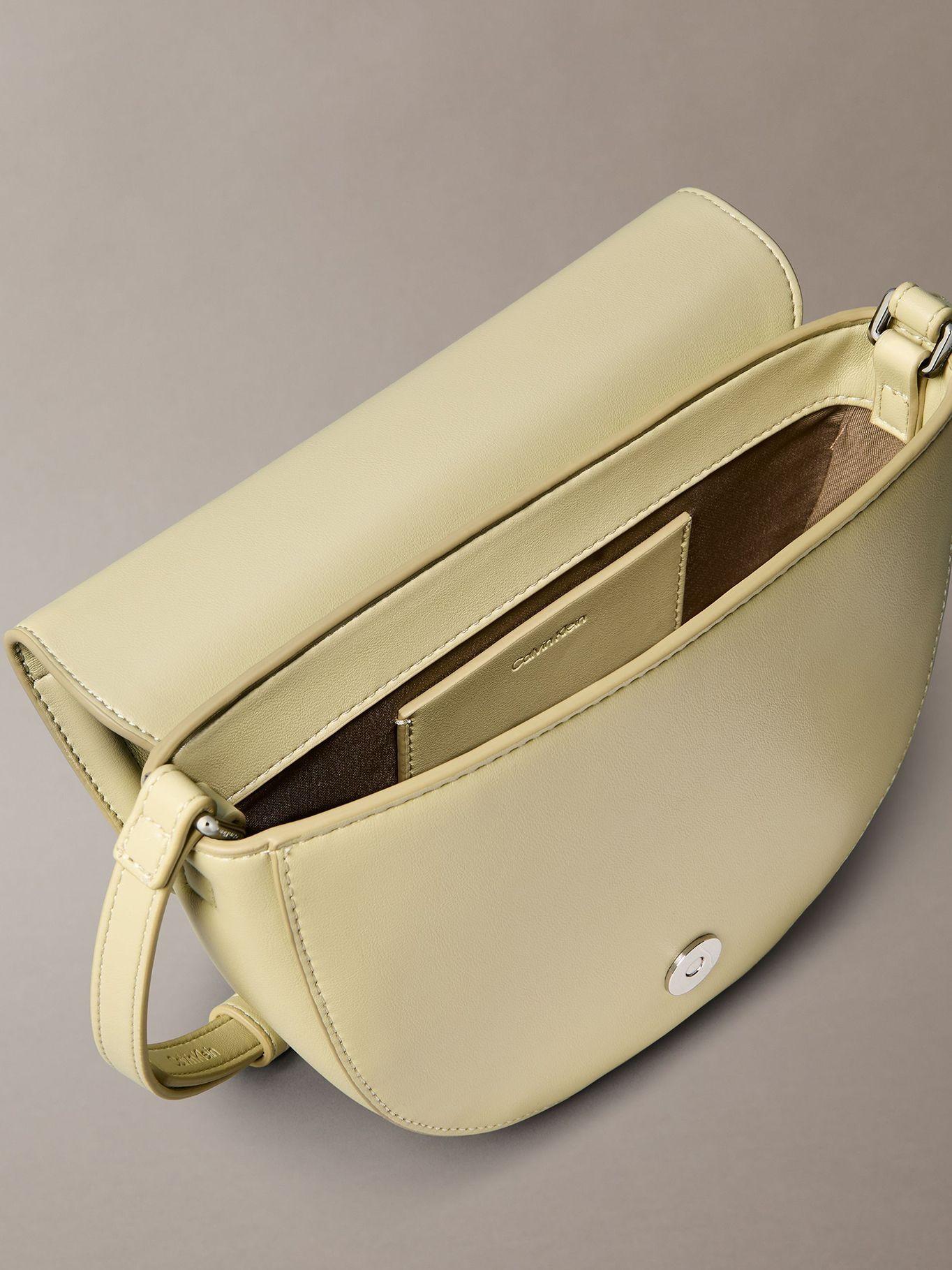 Cartera Saddle Con Monograma Grabado Verde Calvin Klein-3