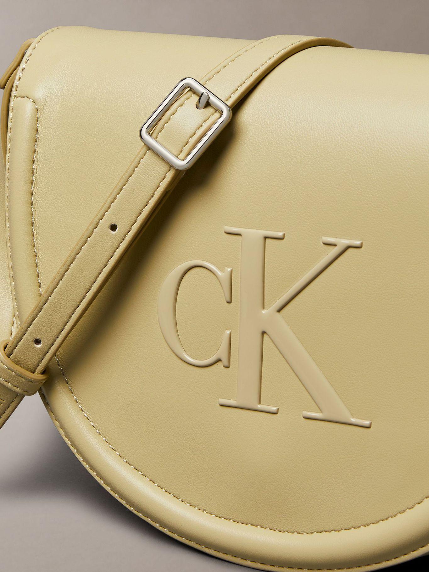 Cartera Saddle Con Monograma Grabado Verde Calvin Klein-4