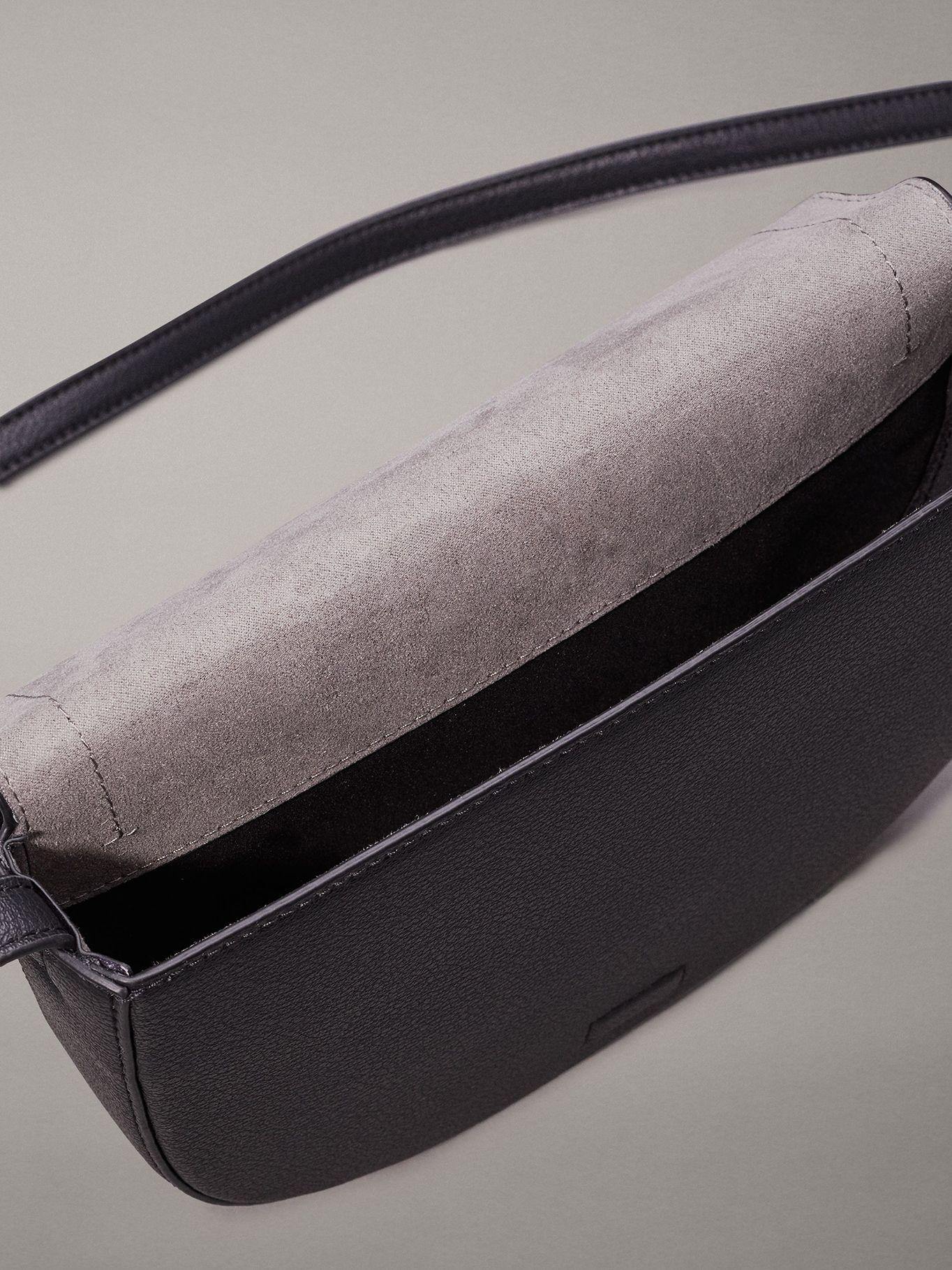 Bandolera Monogram Negro Calvin Klein-2
