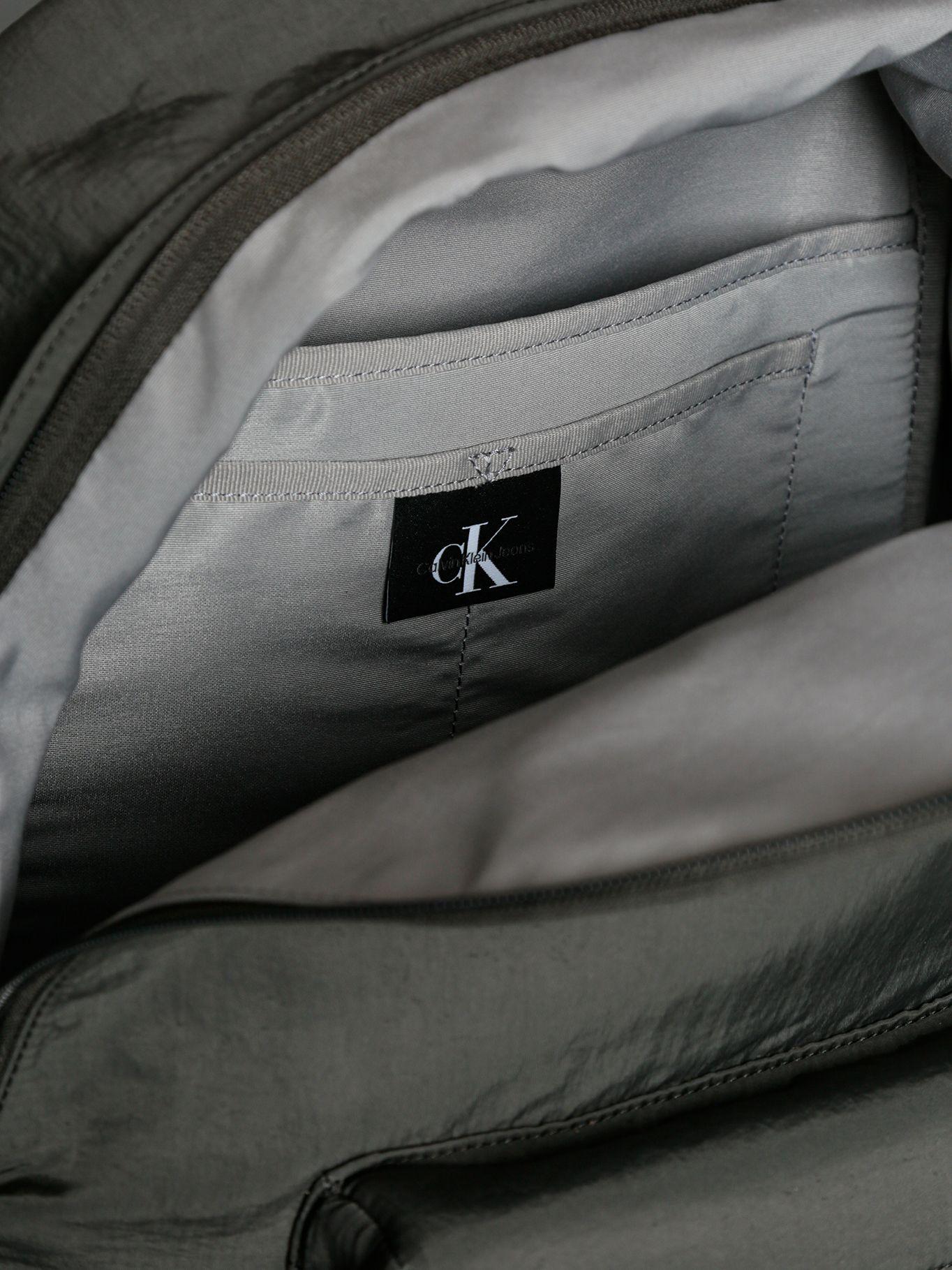 Mochila Metro Nylon Gris Calvin Klein-2
