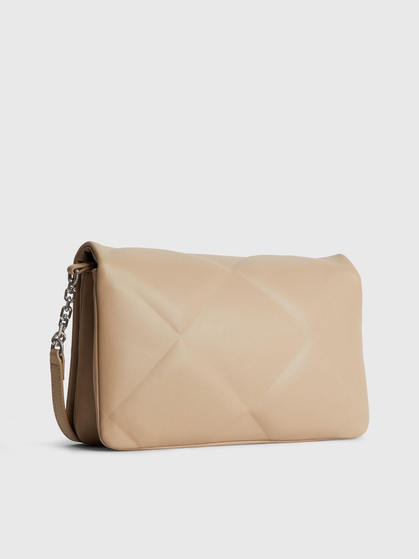 Cartera Re-Lock Quilt Should Beige Calvin Klein-1