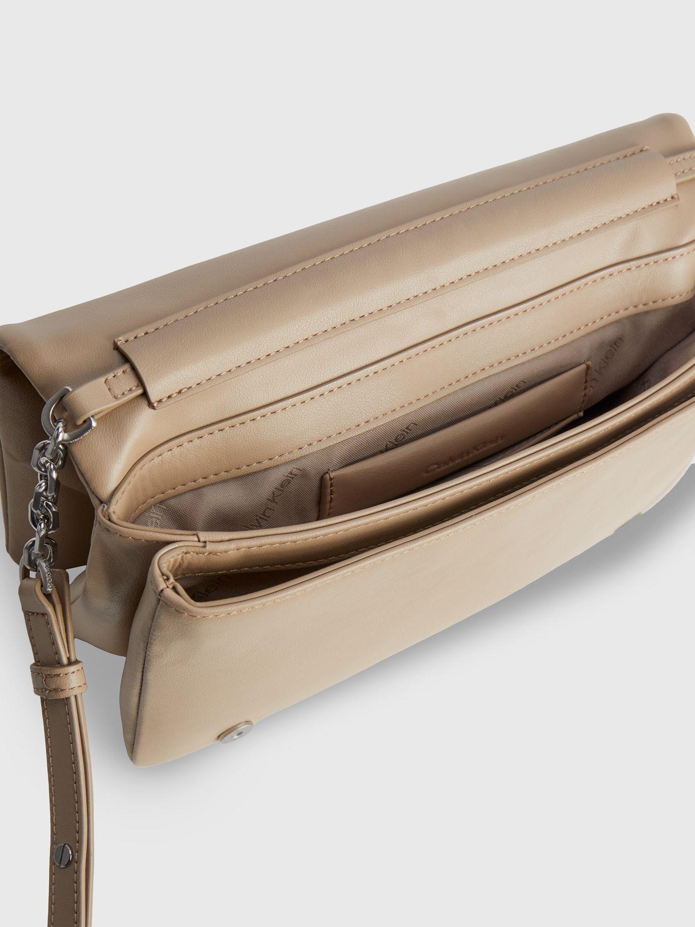 Cartera Re-Lock Quilt Should Beige Calvin Klein-2