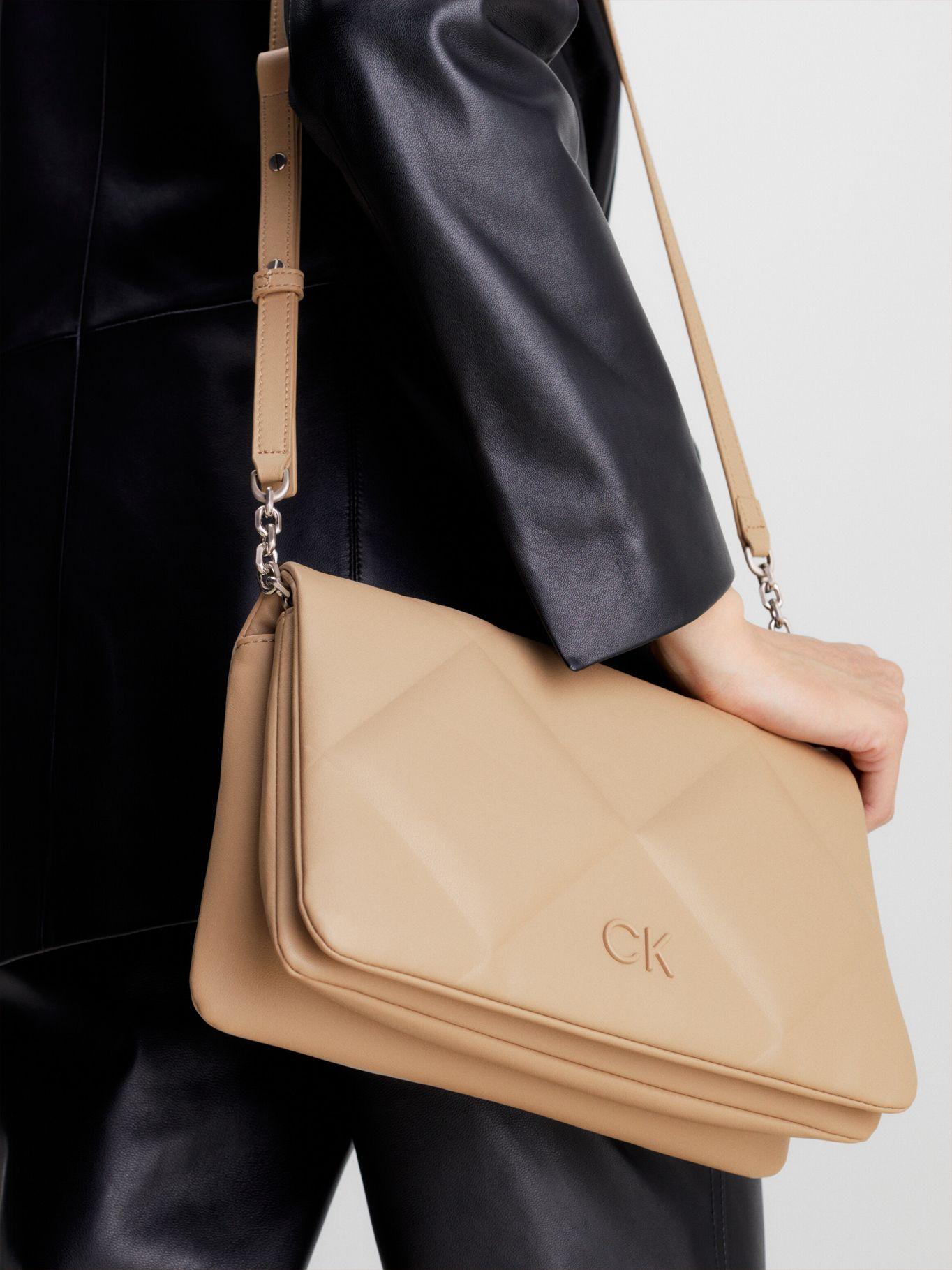 Cartera Re-Lock Quilt Should Beige Calvin Klein-4