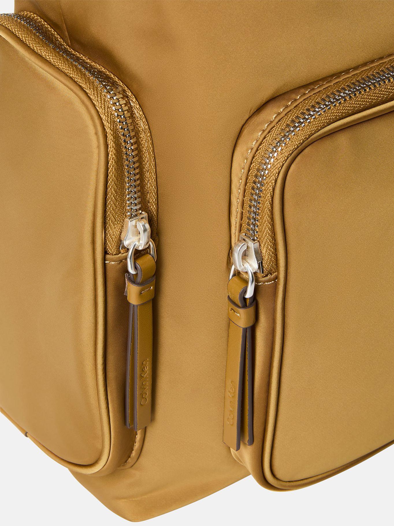 Cartera De Mano Nailon Satén Suave Dorado Calvin Klein-3