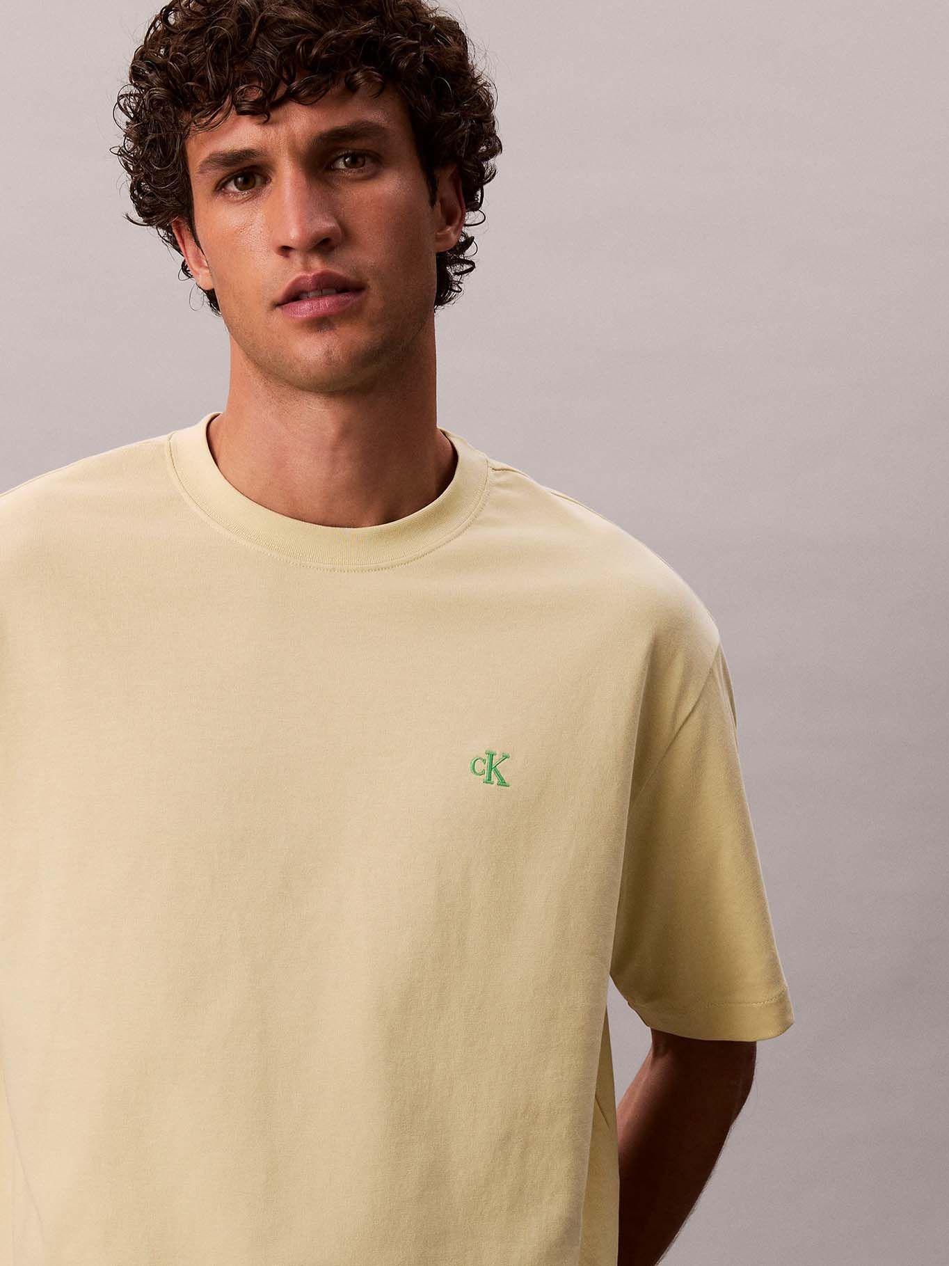 Polera Relaxed Monograma Archive Amarillo Calvin Klein-3