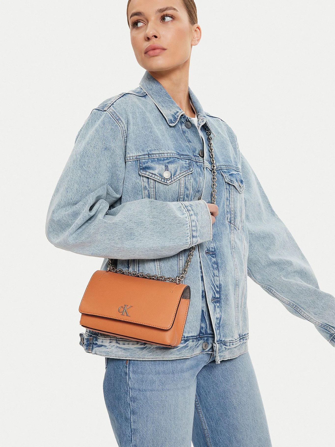 Cartera Minimal Monogram Naranja Calvin Klein-5