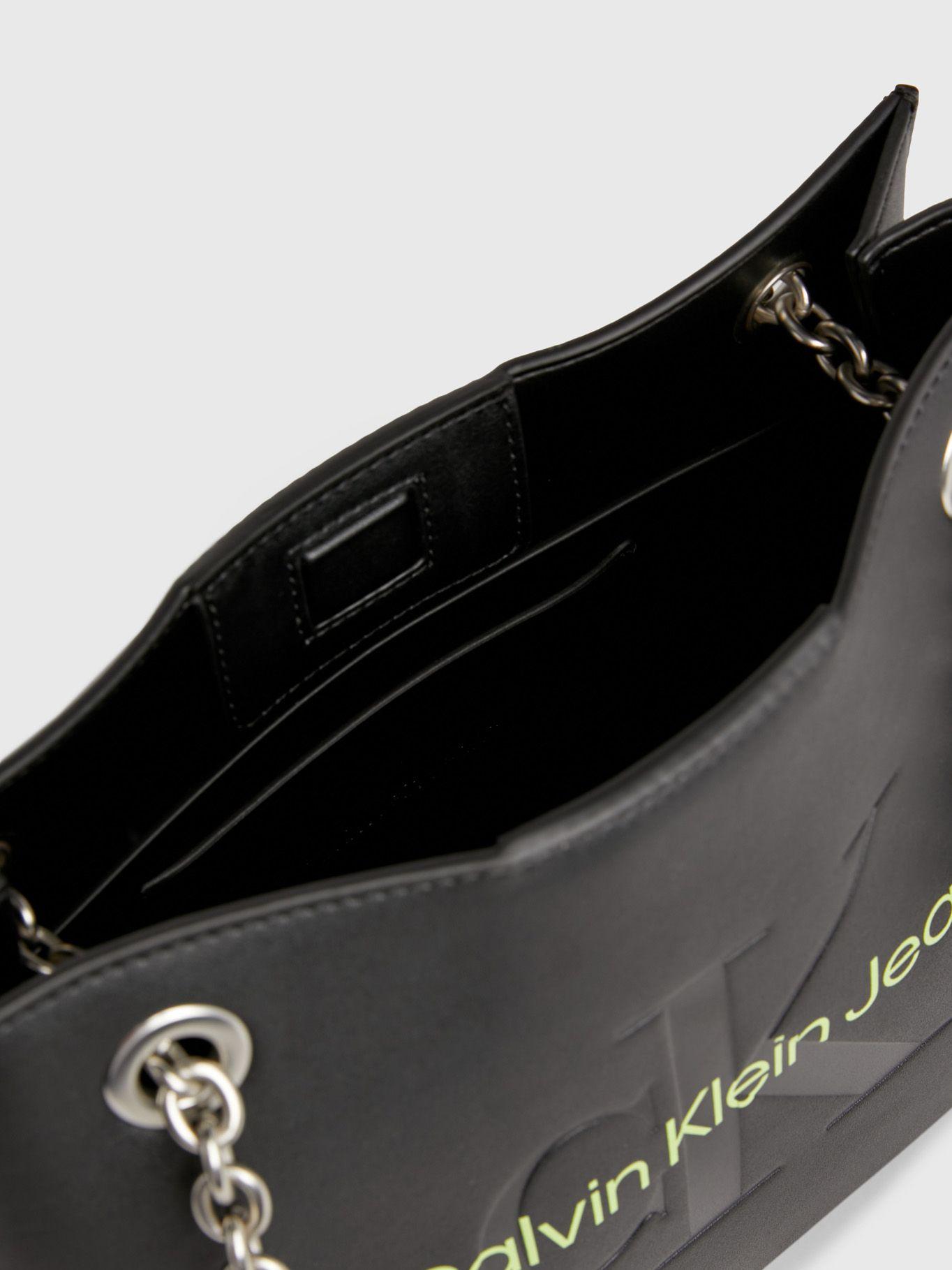 Cartera Sculpted Shoulder Negro Calvin Klein-3