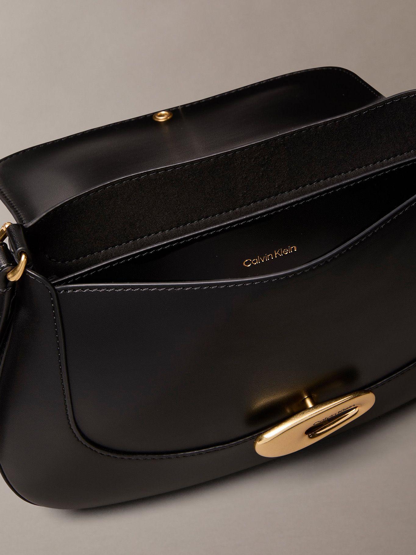 Cartera Cruzada Mediana con Solapa Negro Calvin Klein-2