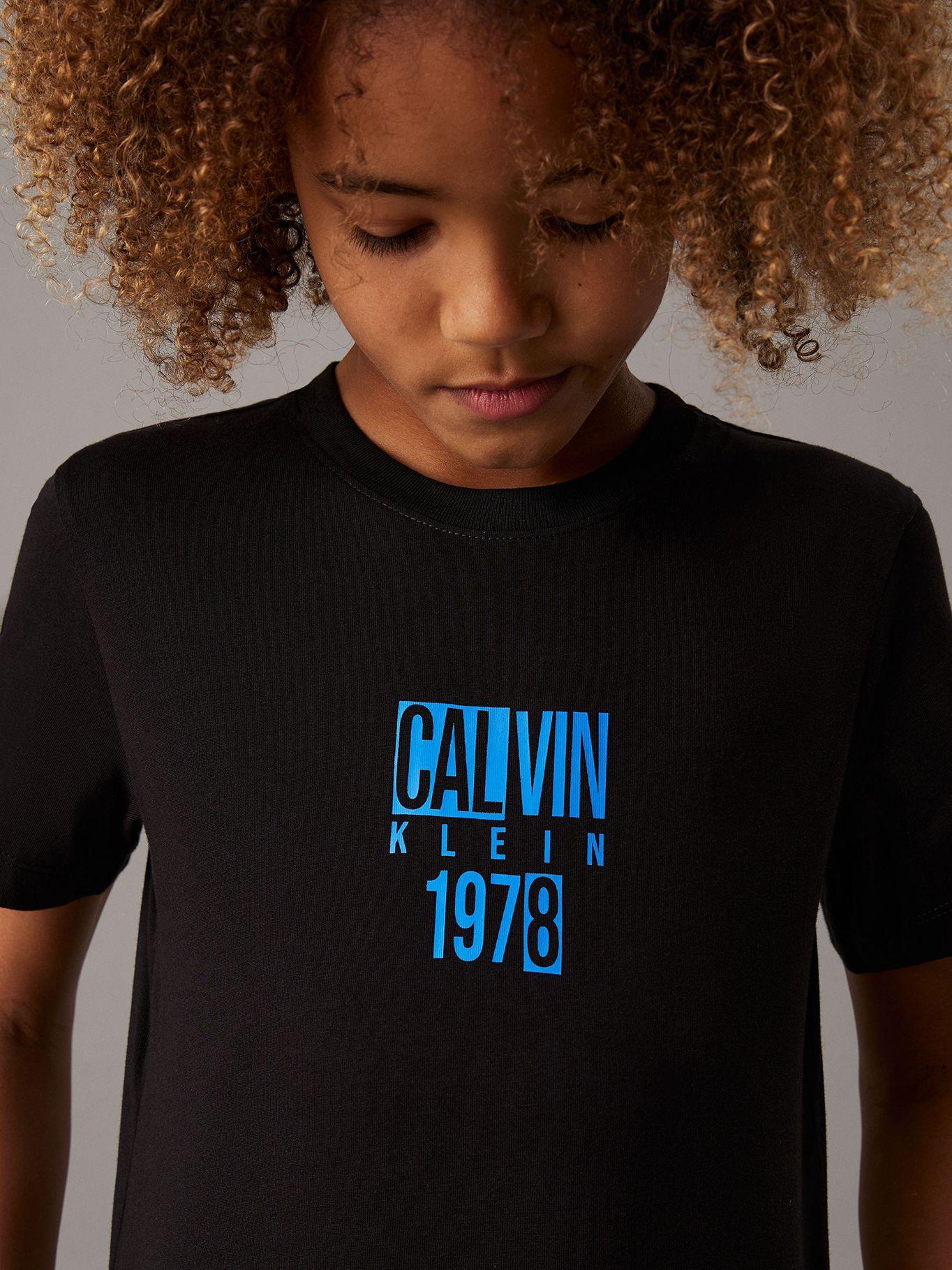 Polera Niño Good Level Regular Negro Calvin Klein-3