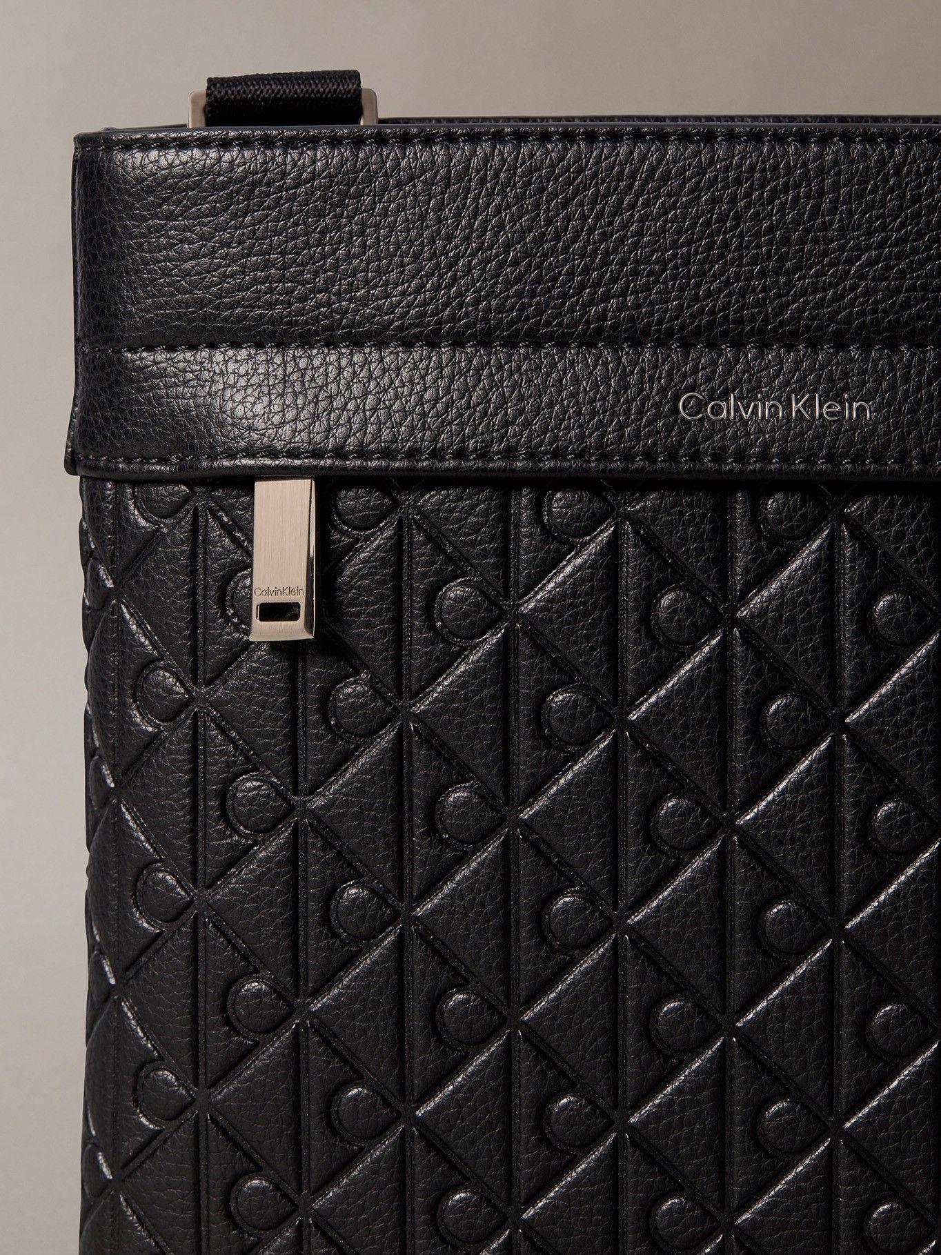 Bolso Cruzado con Estampado Emblema Negro Calvin Klein-3