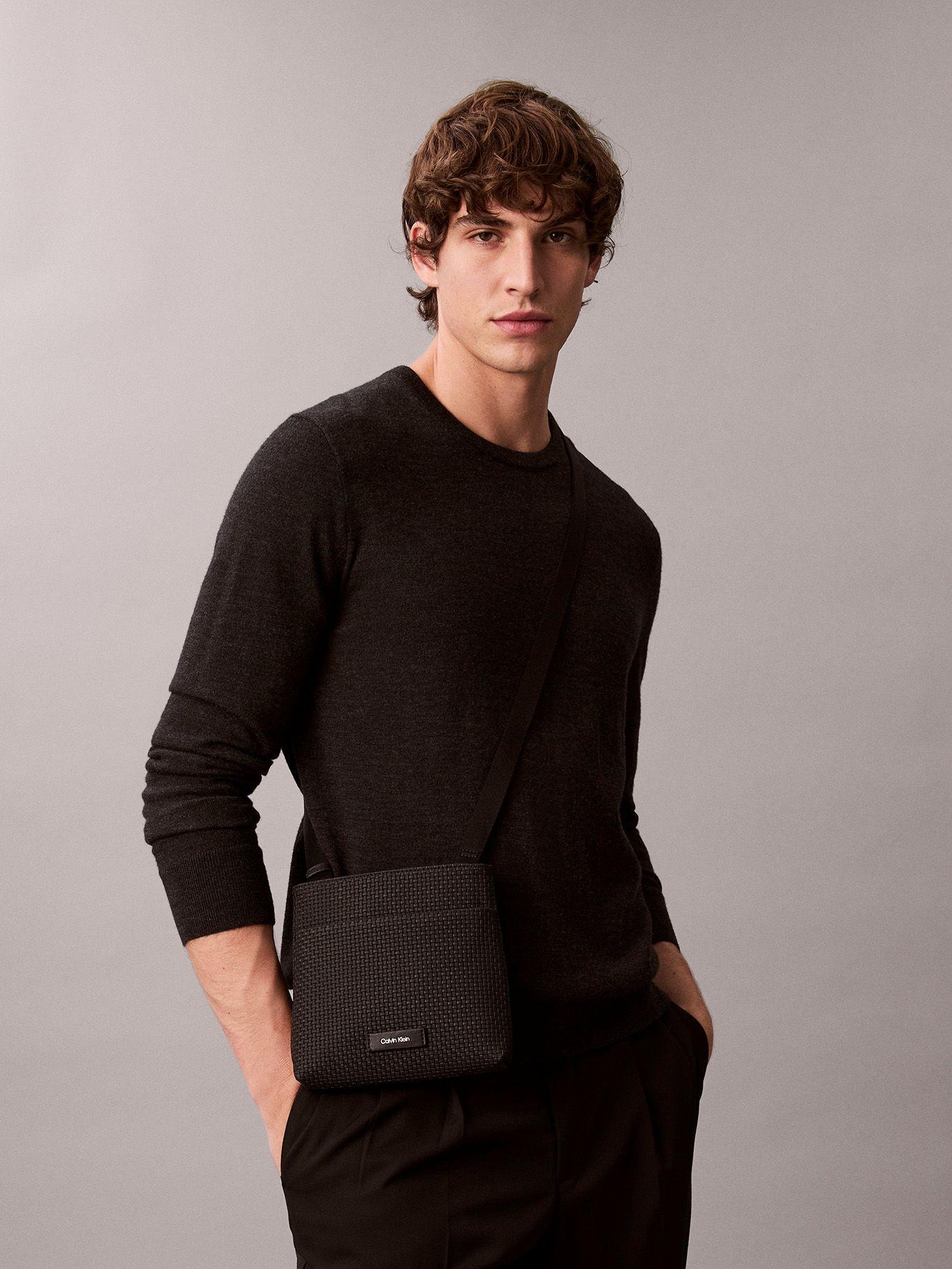 Bolso Cruzado con Estampado Emblema Negro Calvin Klein-4