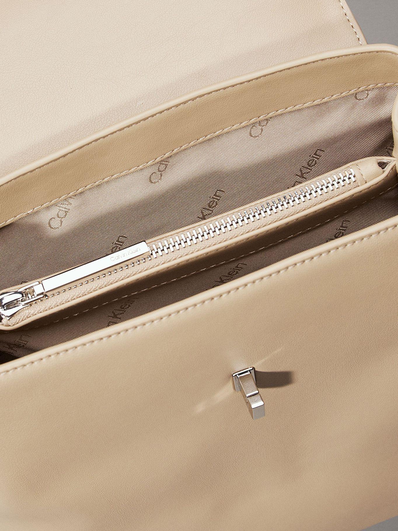 Mochila Ck Flap Beige Calvin Klein-2