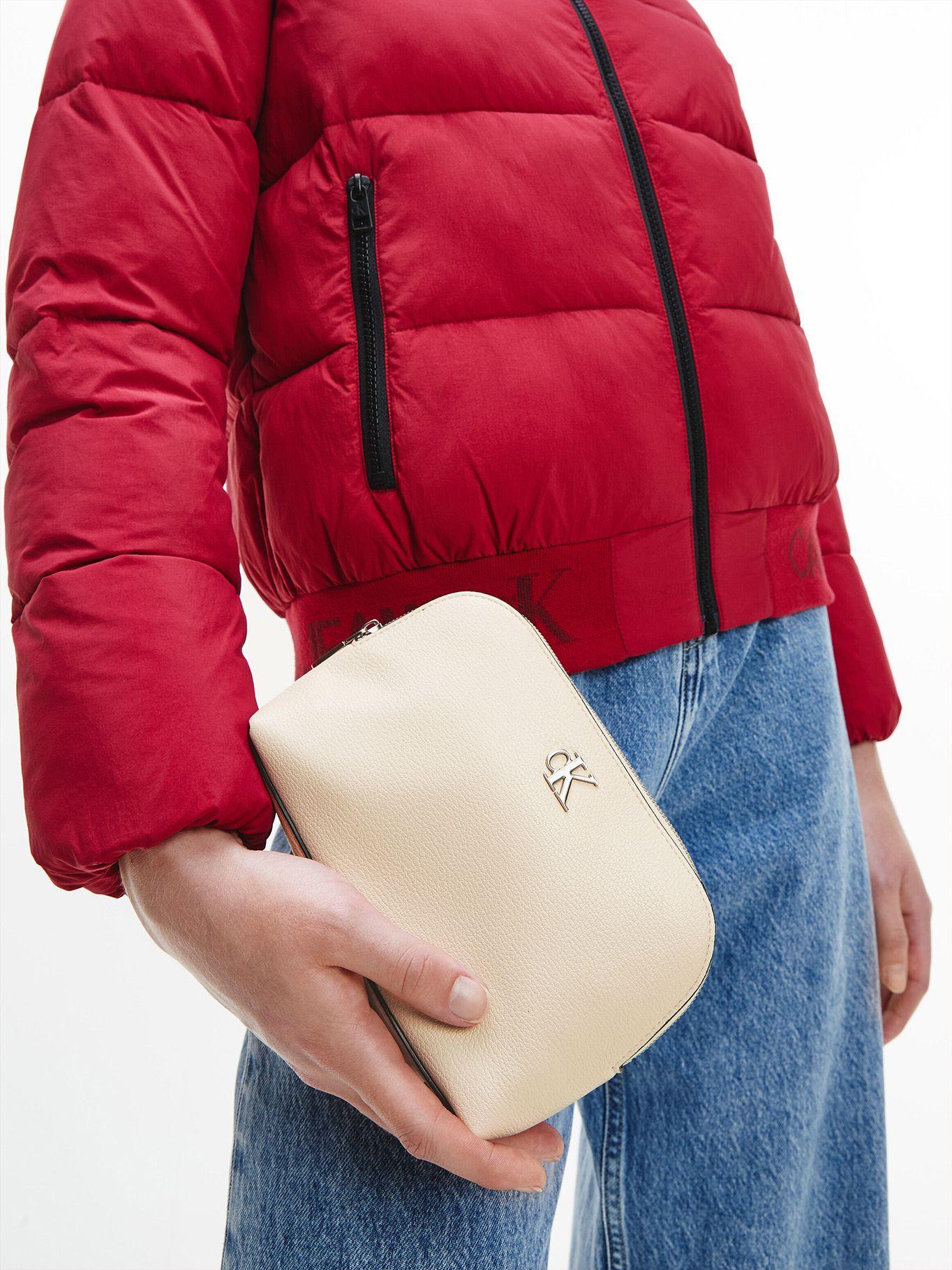 Neceser Minimal Monogram Crema Calvin Klein-3