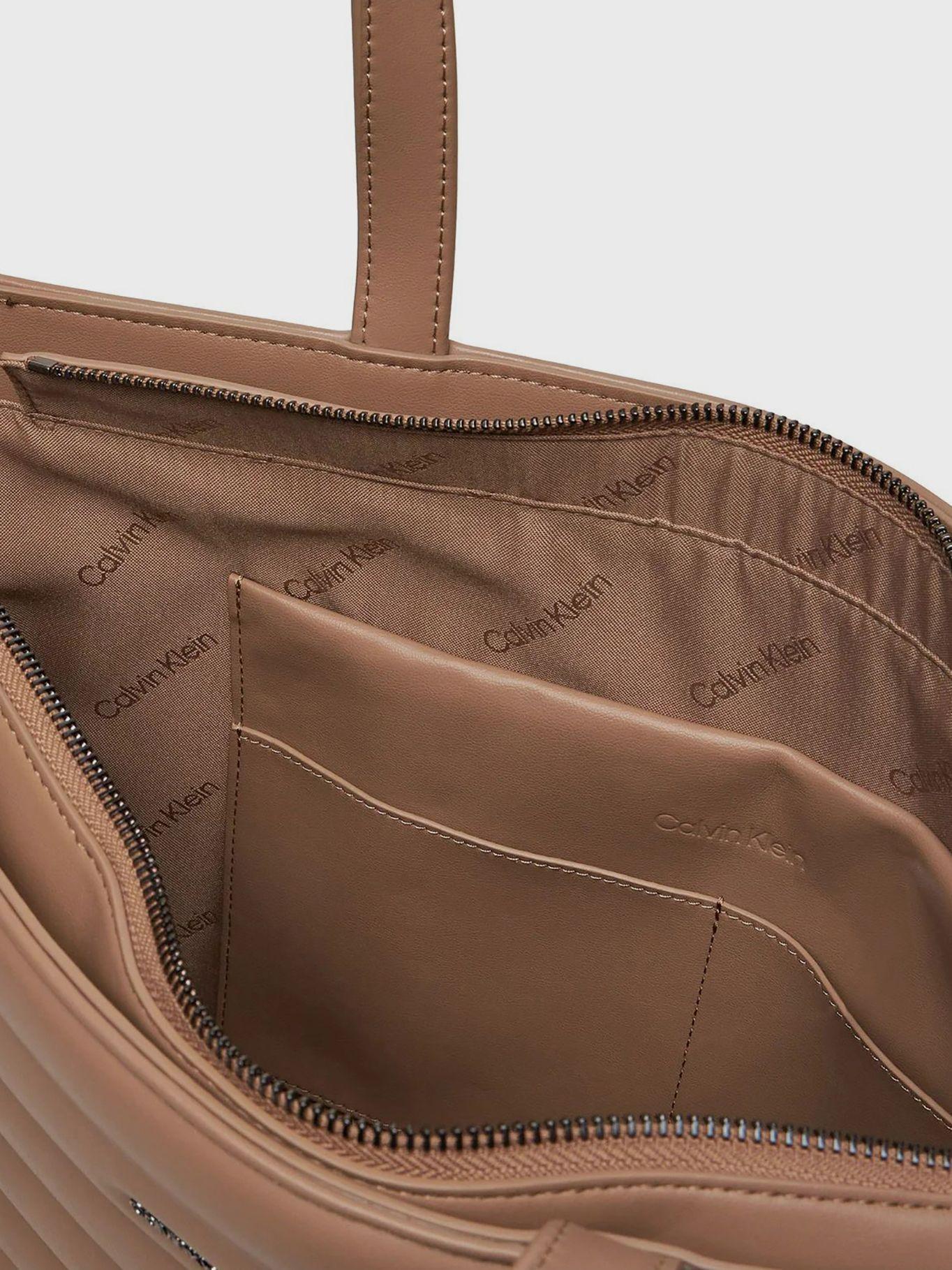 Cartera Tote Line Quilt Beige Calvin Klein-2