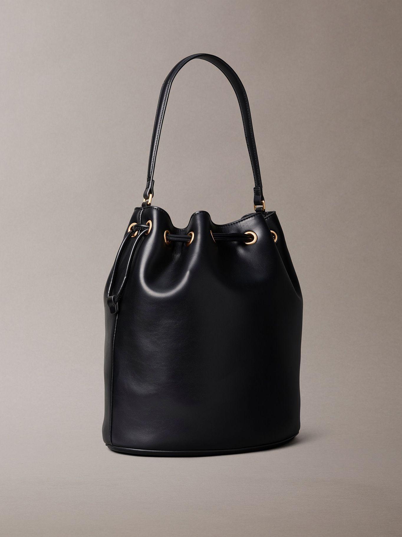 Cartera Bucket Con Monograma Grabado Negro Calvin Klein-2