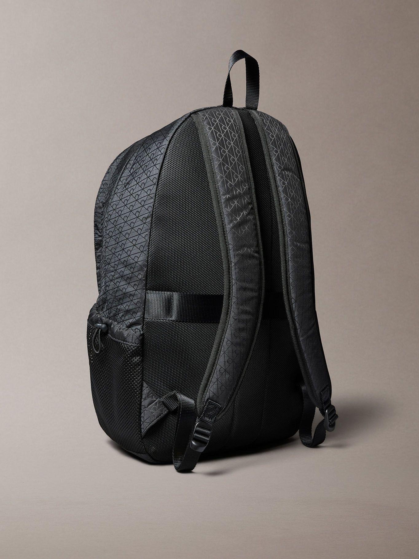 Mochila Utility Emblem Bungee Negro Calvin Klein-1